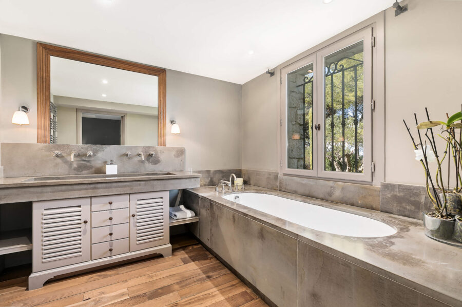 villa-callista-bathroom-bathtub-charming-stylish-luxury-cannes