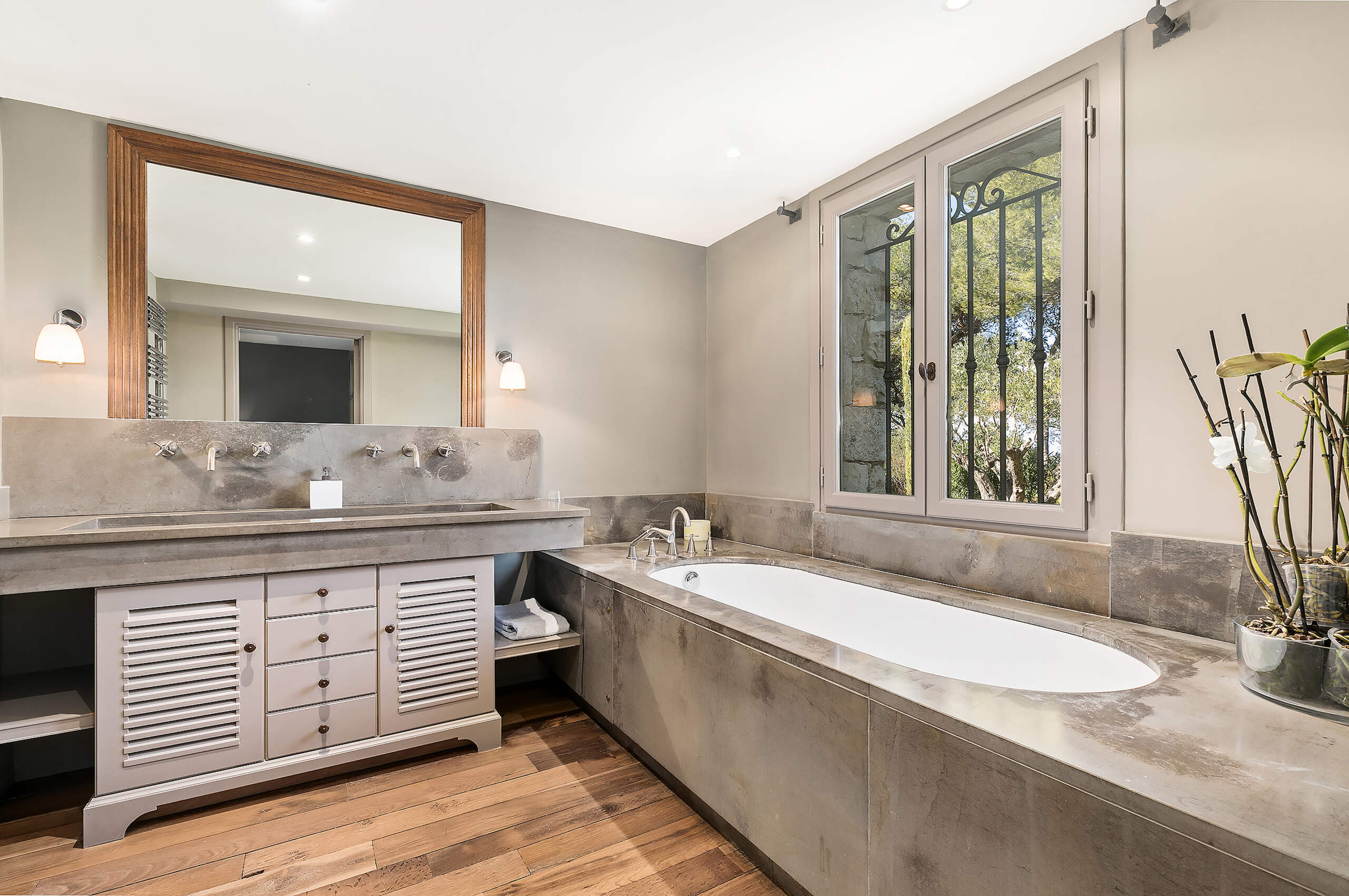 villa-callista-bathroom-bathtub-charming-stylish-luxury-cannes