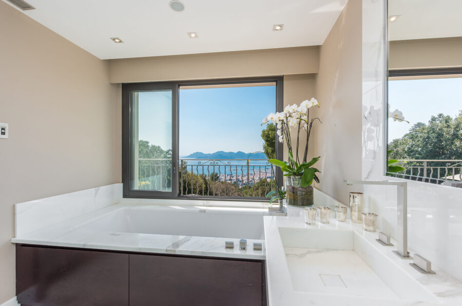 villa-callista-bathroom-bathtub-oceanview-mountainview-luxury-cannes
