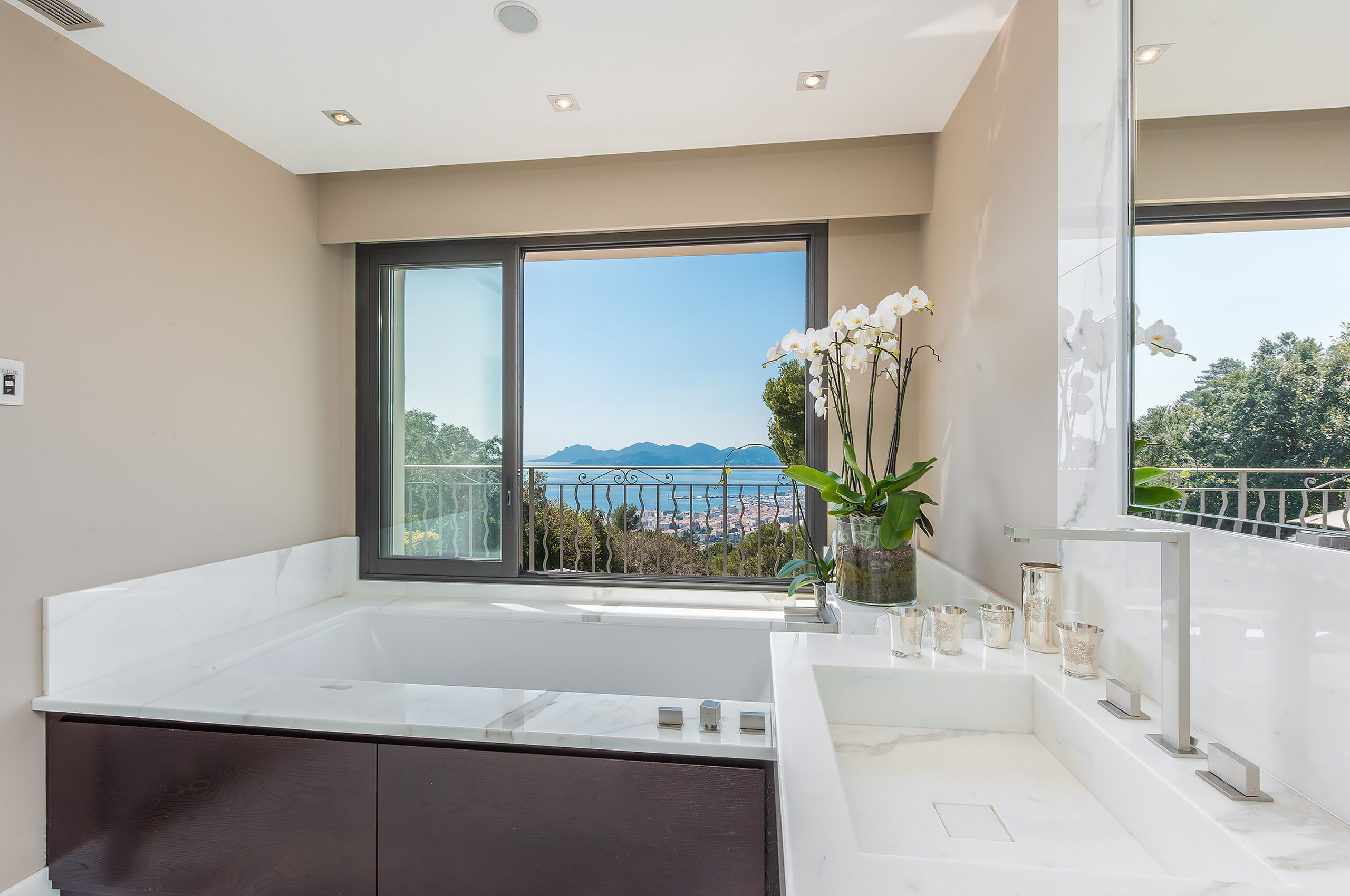 villa-callista-bathroom-bathtub-oceanview-mountainview-luxury-cannes