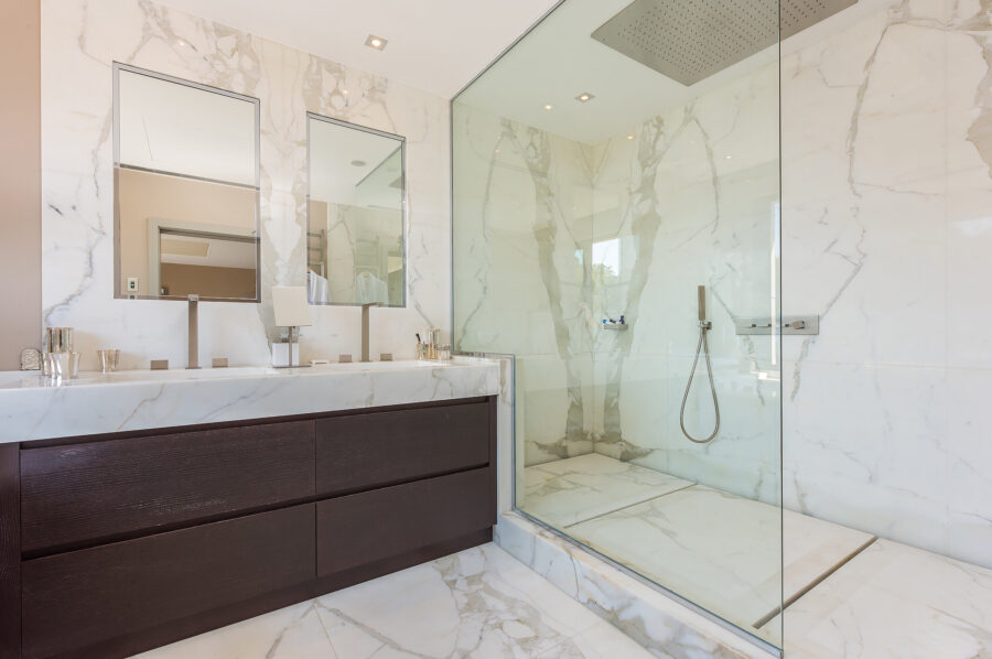 villa-callista-bathroom-italianshower-marble-modern-luxury-cannes