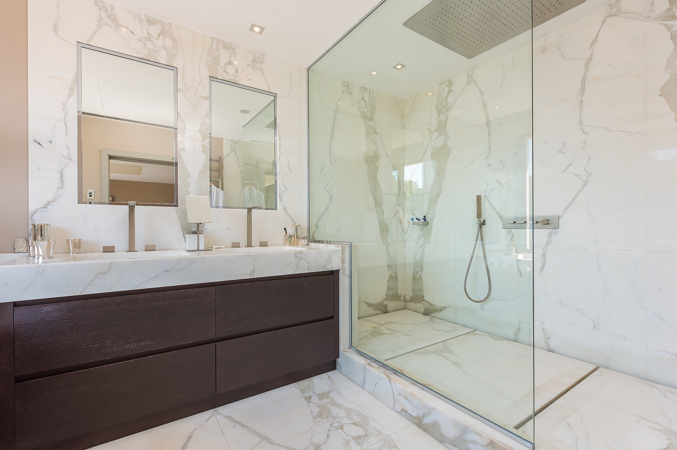 villa-callista-bathroom-italianshower-marble-modern-luxury-cannes