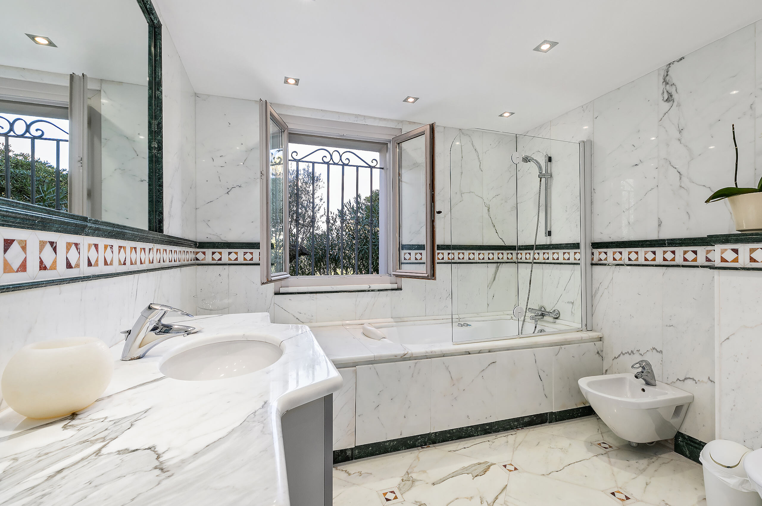 villa-callista-bathroom-marble-luxury-charming-luxury-interior-cannes