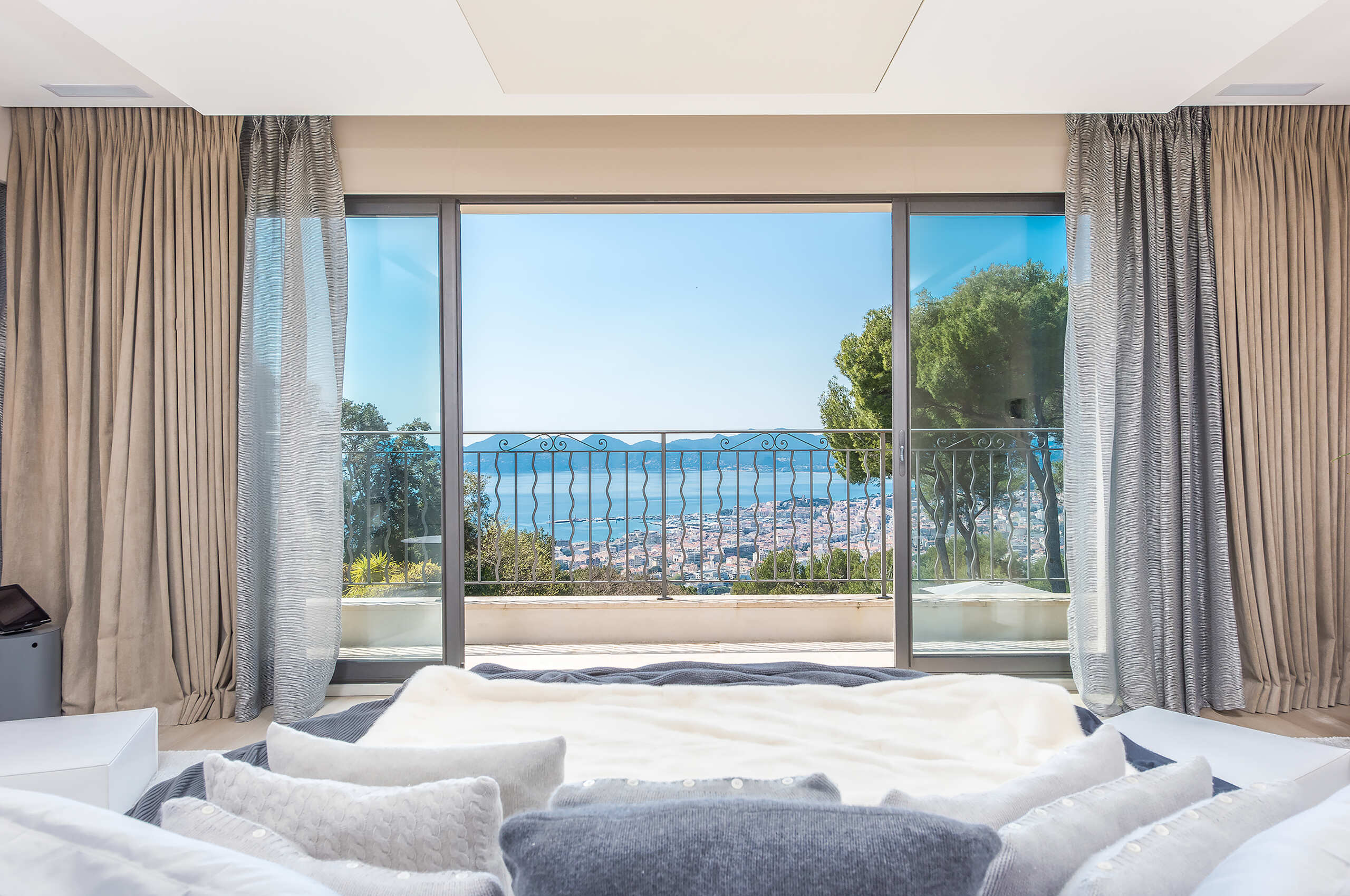 villa-callista-bedroom-balcony-mountainviews-oceanviews-cannes
