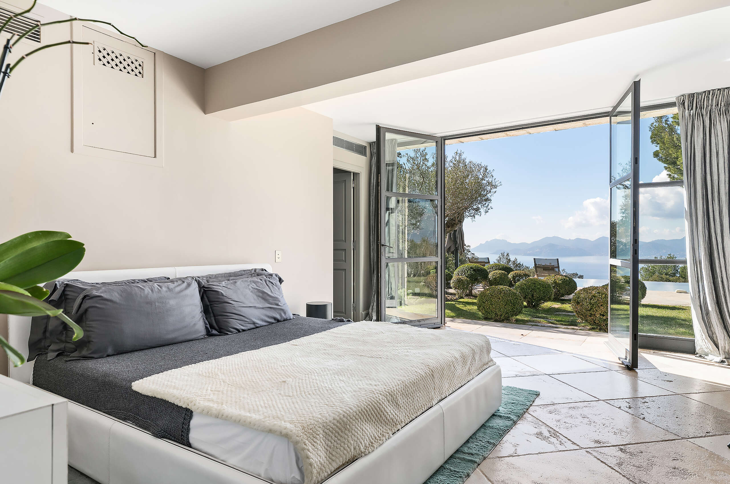 villa-callista-bedroom-gardenaccess-oceanview-gardenview-timeless-charming-luxury-cannes