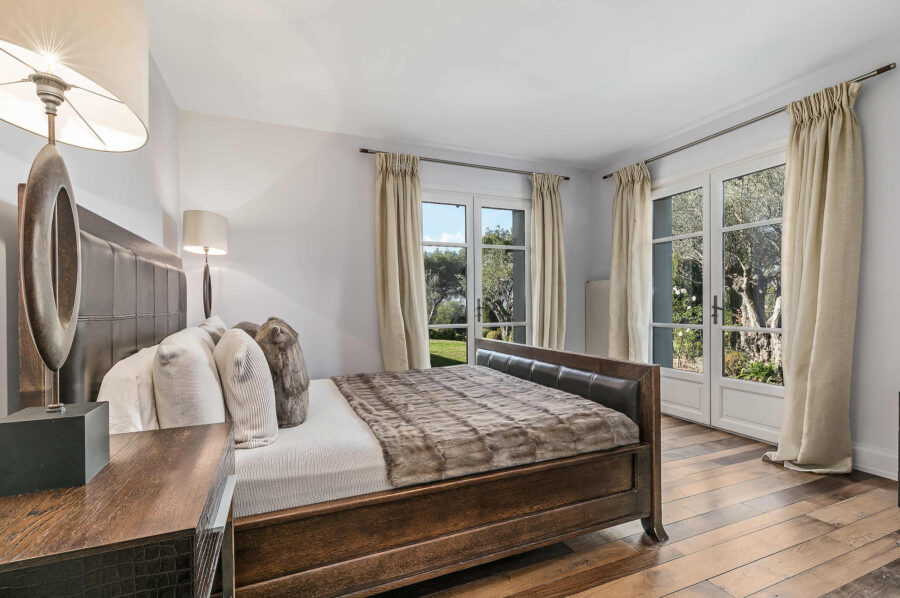 villa-callista-bedroom-gardenview-charming-timeless-luxury-design-cannes
