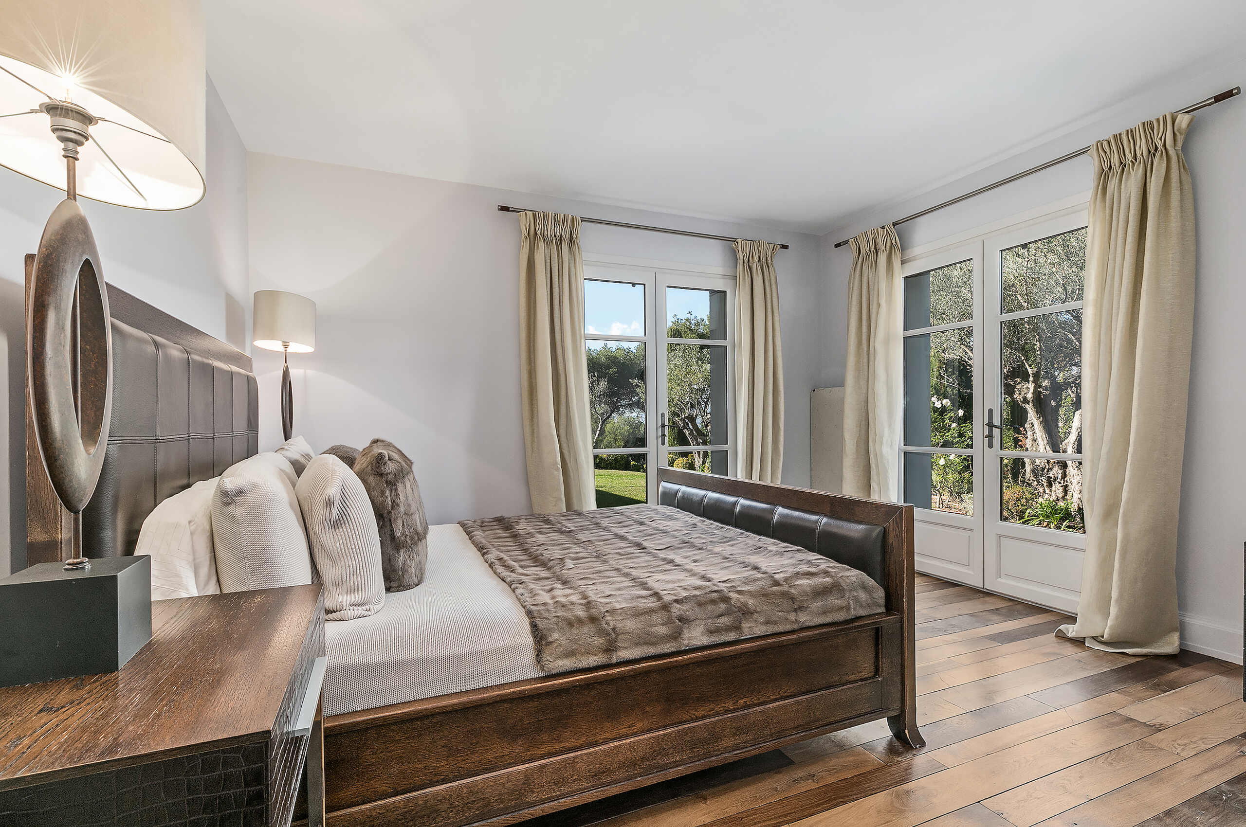 villa-callista-bedroom-gardenview-charming-timeless-luxury-design-cannes