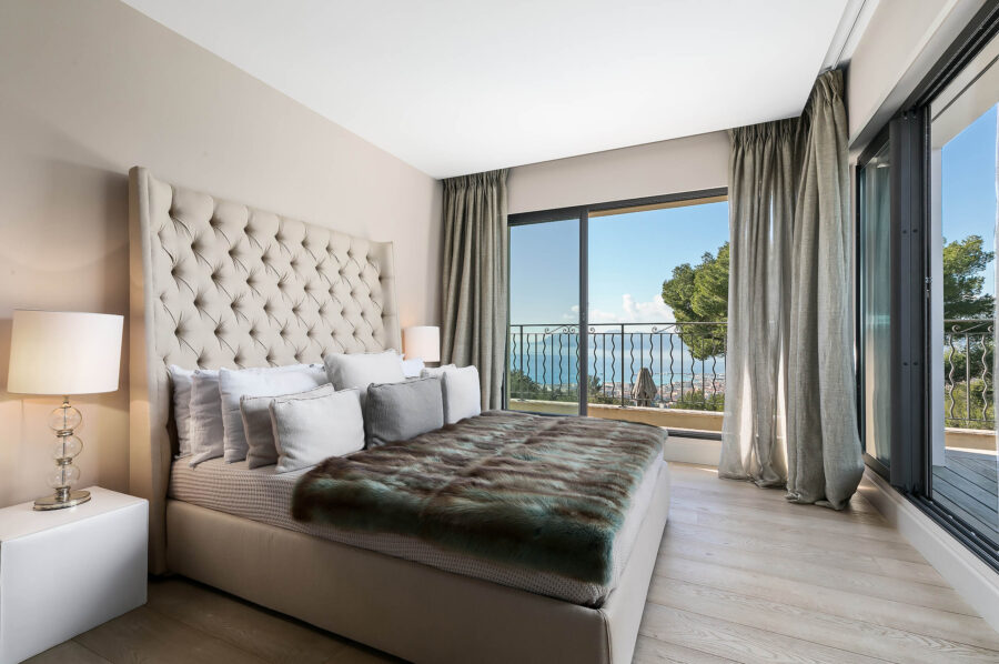 villa-callista-bedroom-oceanview-balcony-modern-luxury-cannes