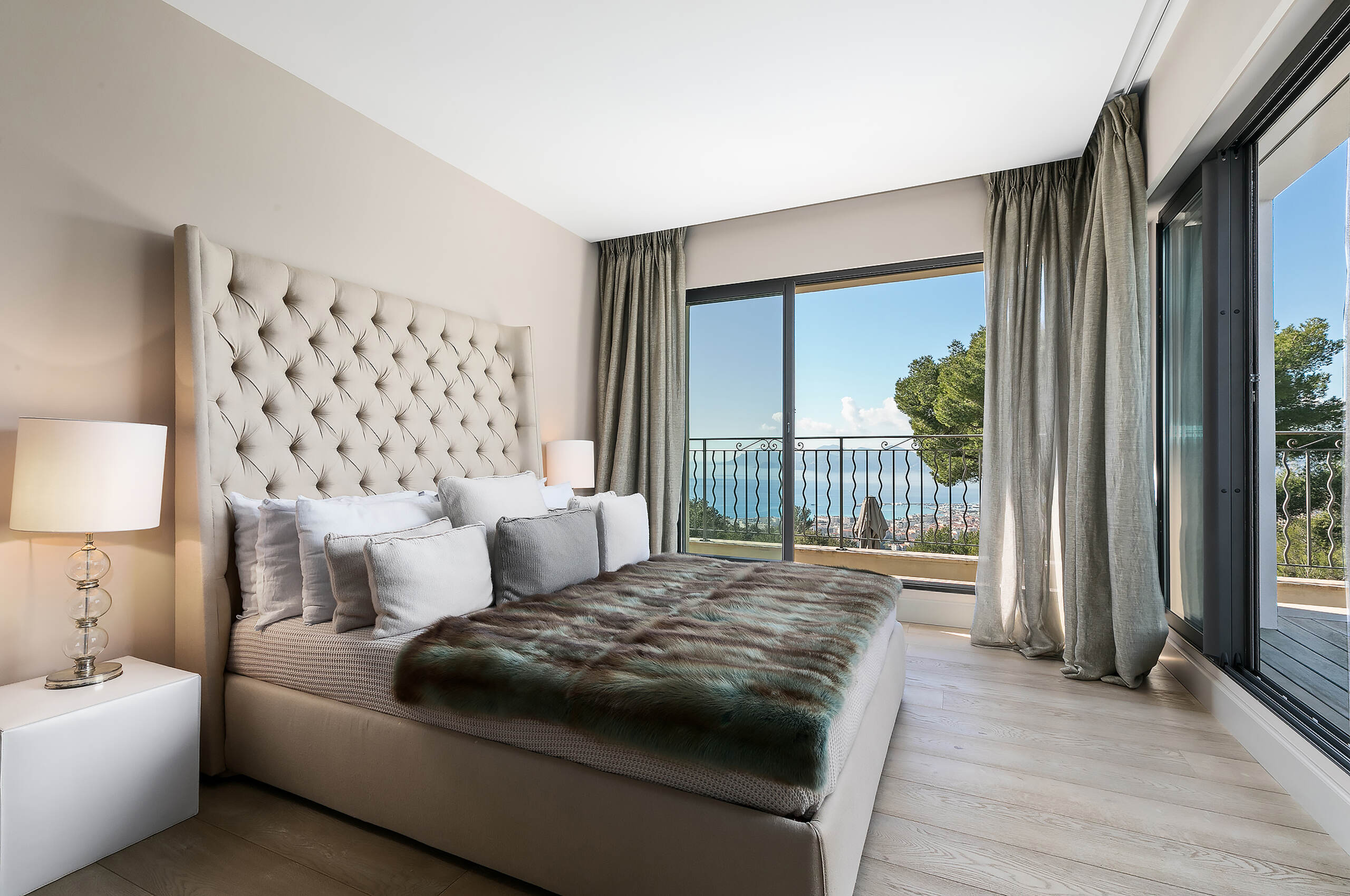 villa-callista-bedroom-oceanview-balcony-modern-luxury-cannes