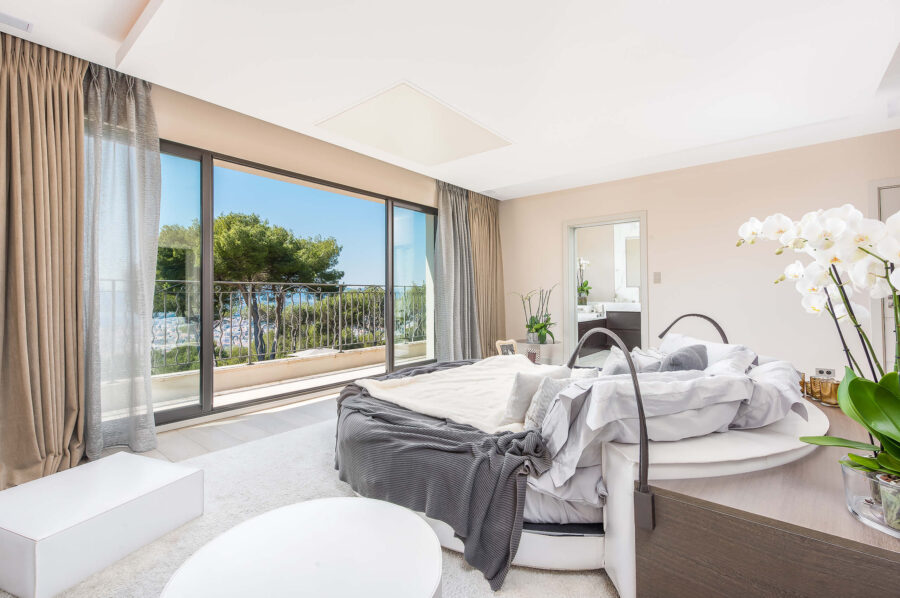 villa-callista-bedroom-roundbed-balcony-oceanview-luxury-modern-cannes