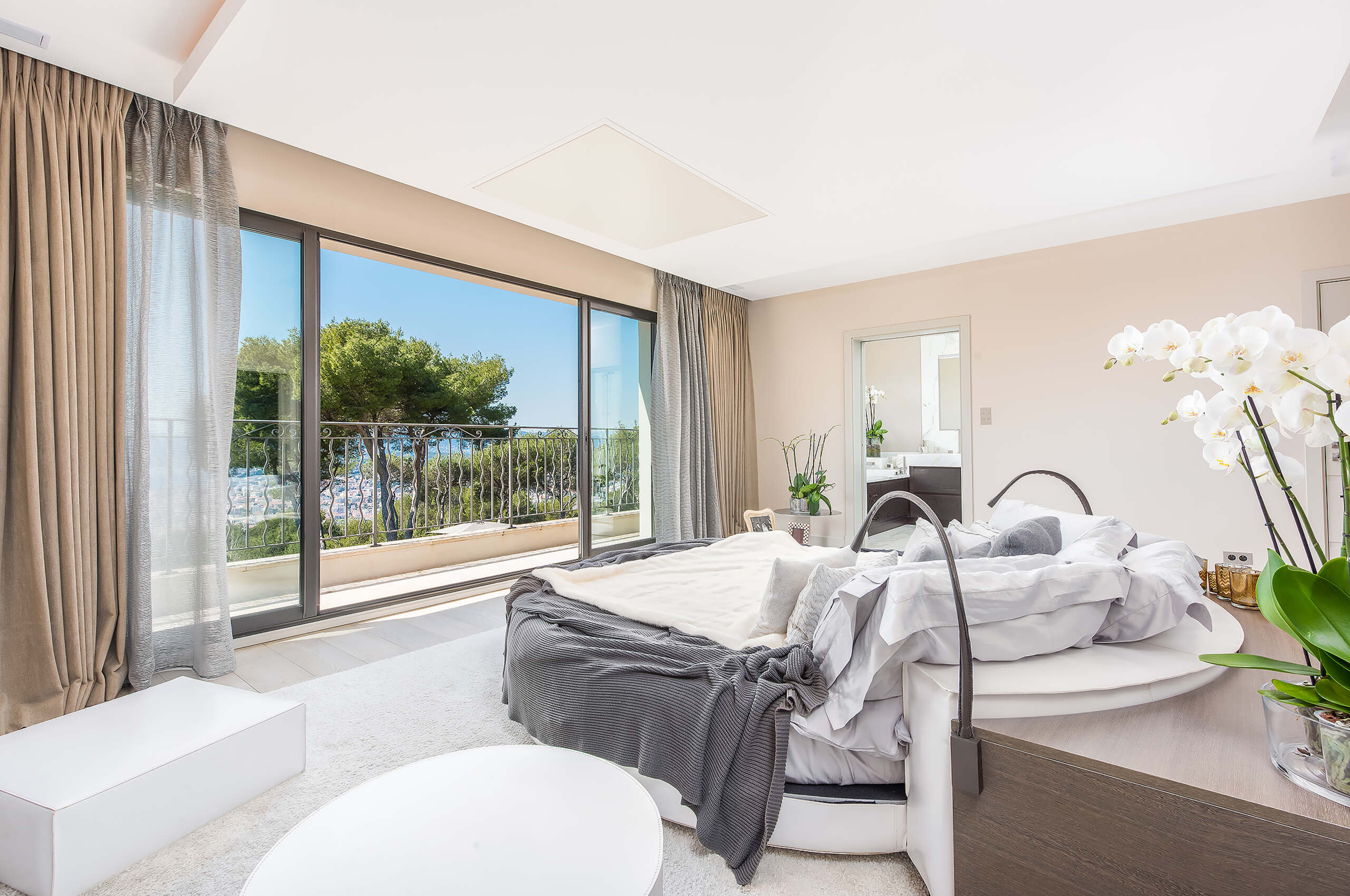 villa-callista-bedroom-roundbed-balcony-oceanview-luxury-modern-cannes