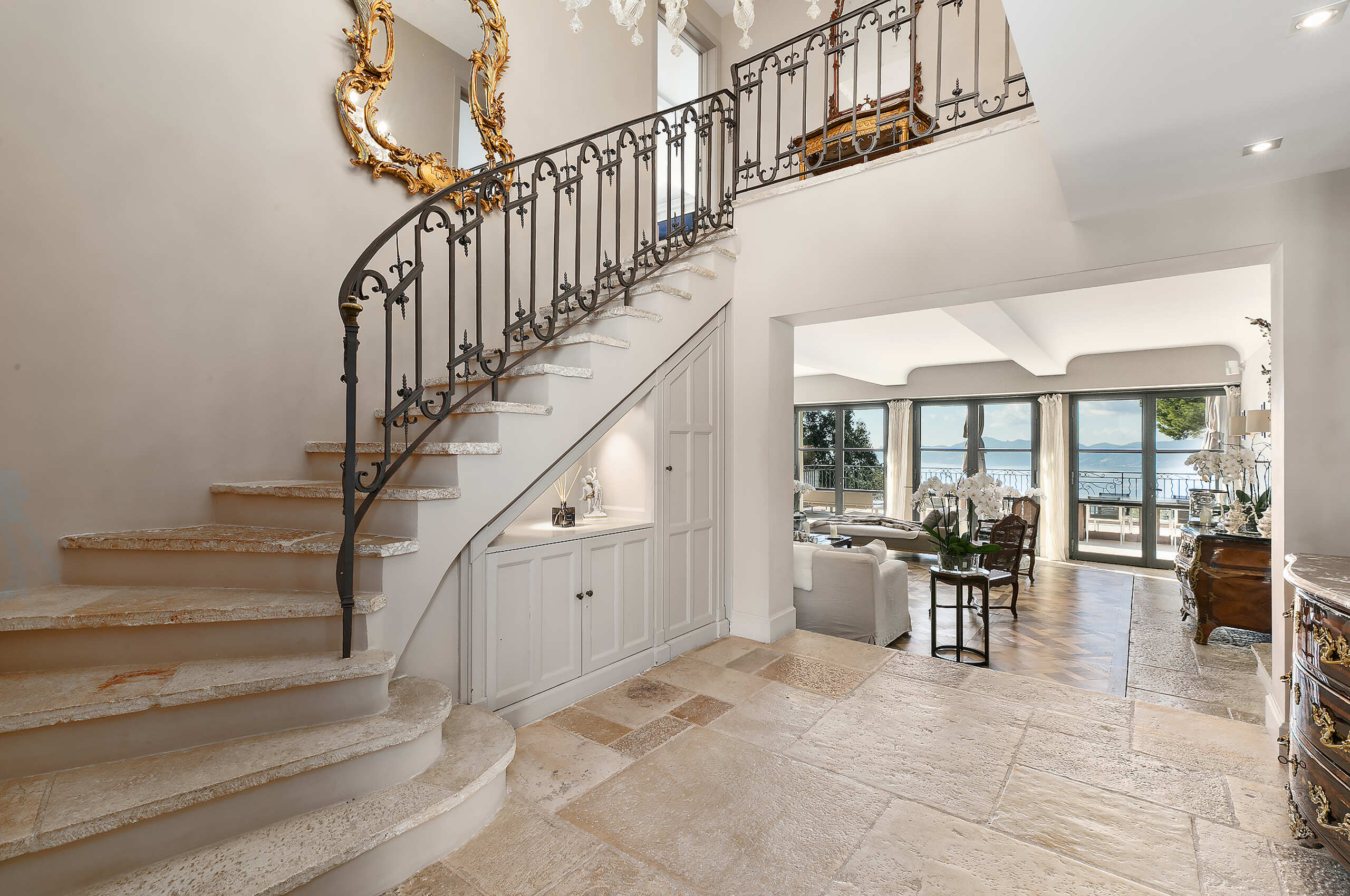 villa-callista-hallway-staircase-modern-charming-luxury-cannes
