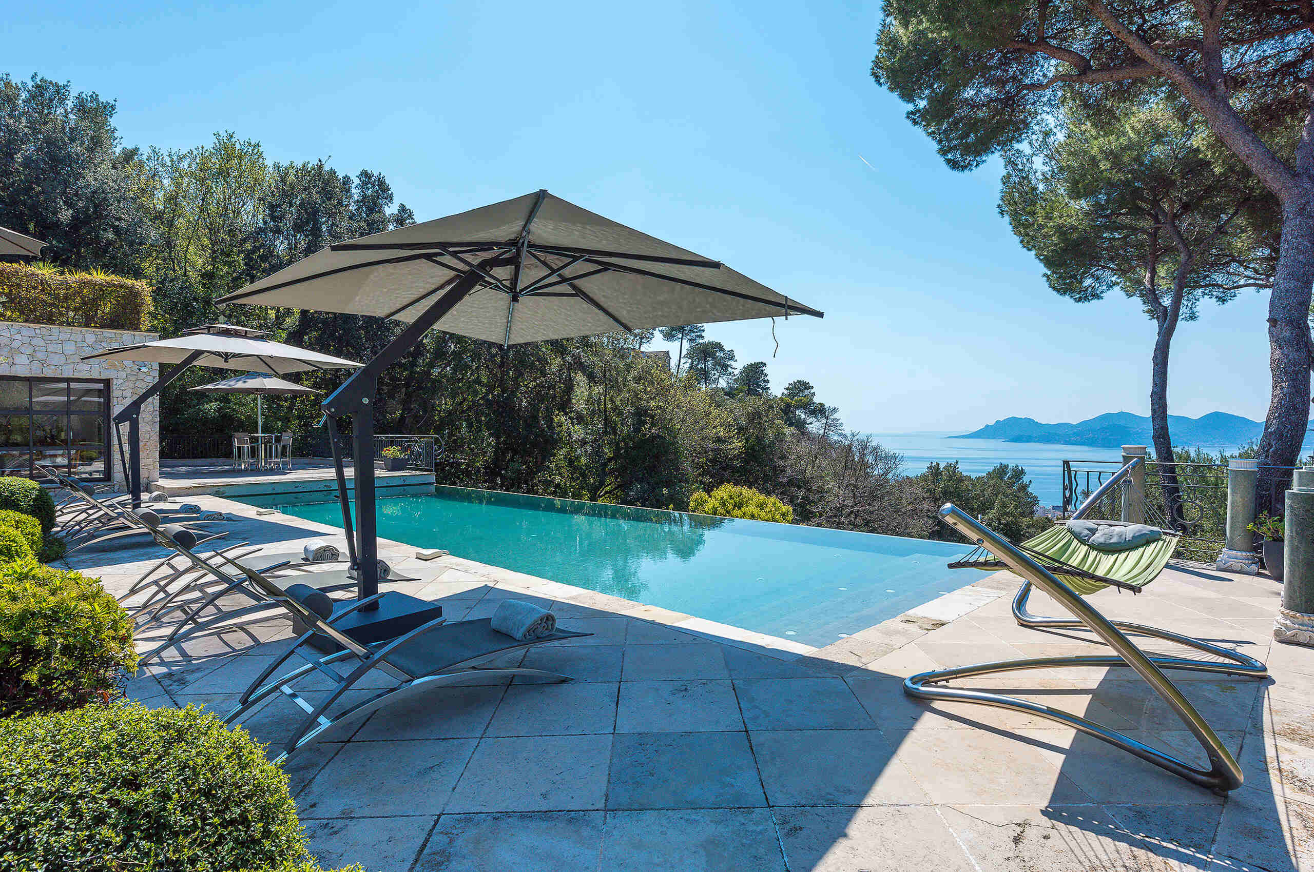 villa-callista-infinitypool-oceanview-mountainview-luxury-cannes