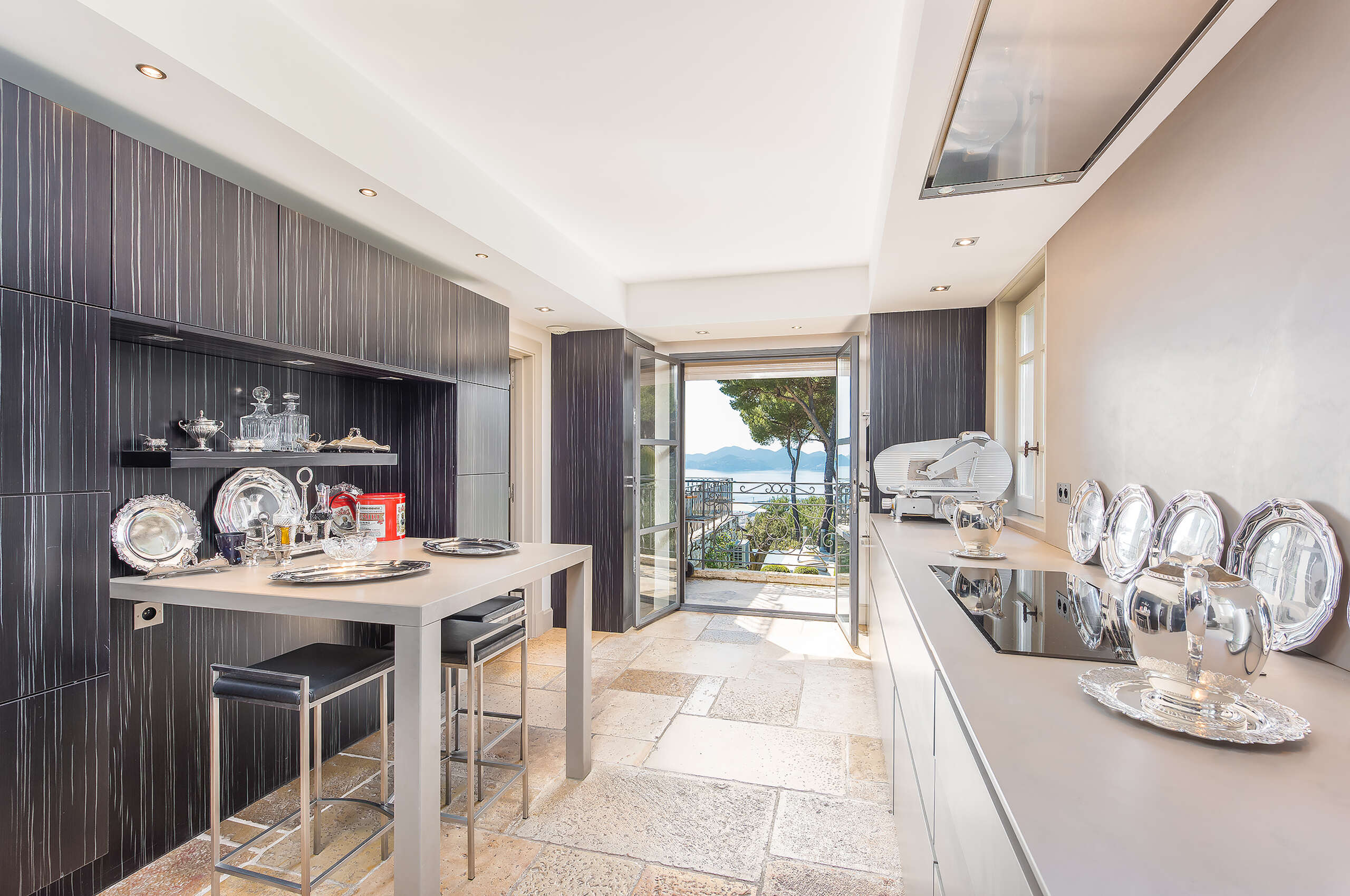 villa-callista-kitchen-oceanview-modern-luxury-design-cannes