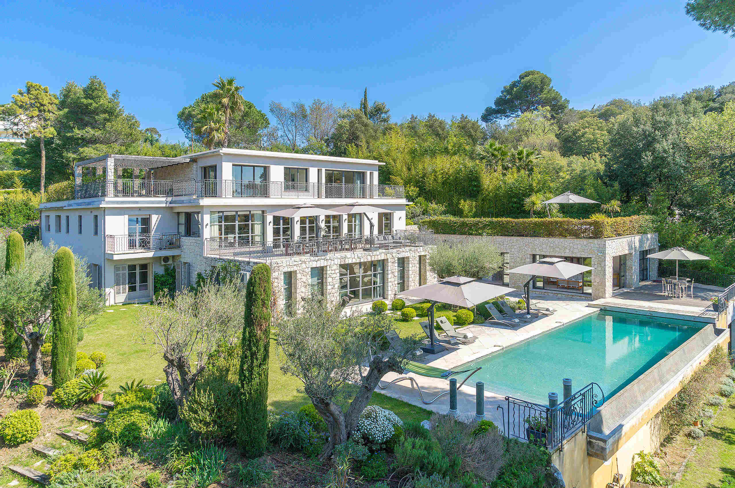 villa-callista-mainpage-exterior-luxury-retreat-paradise-frenchriviera-cannes