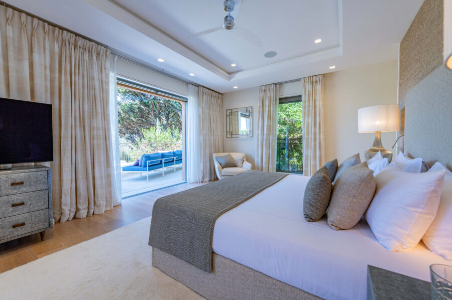 villa-canelle-bedroom-terrace-modern-elegant-bright-interior-luxury-rental-sttropez