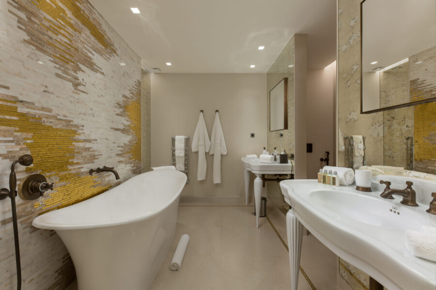 villa-cannelle-bathroom-bathtub-doublesink-bespoke-modern-luxury-design-sttropez