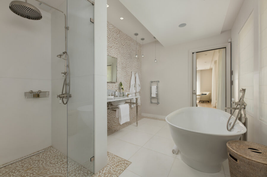 villa-cannelle-bathroom-bathtub-italianshower-modern-luxury-design-sttropez
