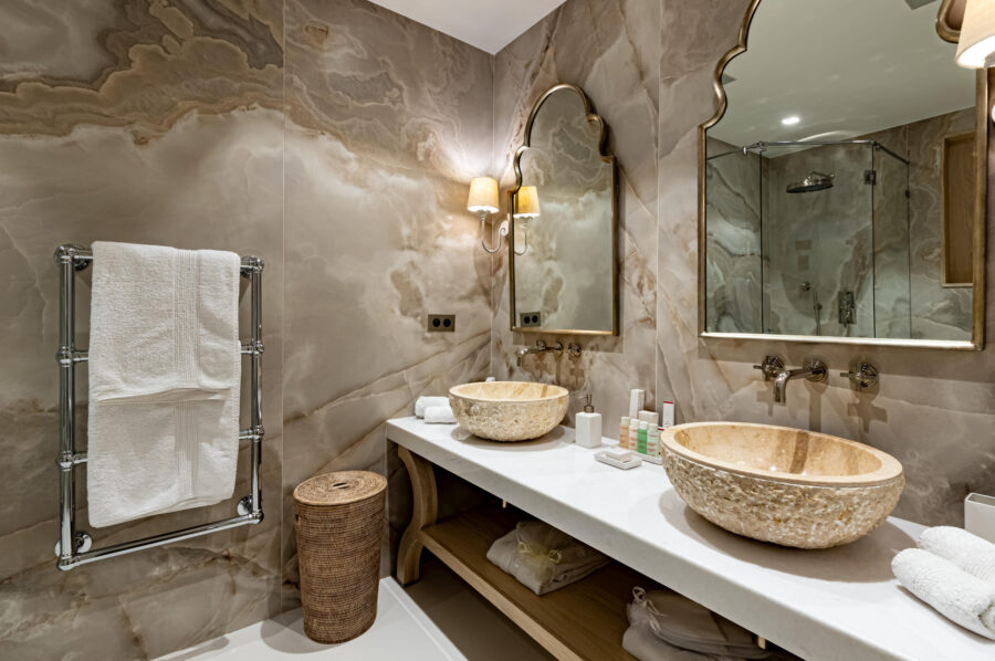 villa-cannelle-bathroom-doublesink-marble-modern-luxury-design-sttropez