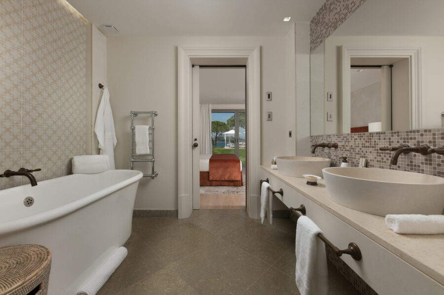 villa-cannelle-bathroom-ensuite-bathtub-doublesink-modern-luxury-sttropez
