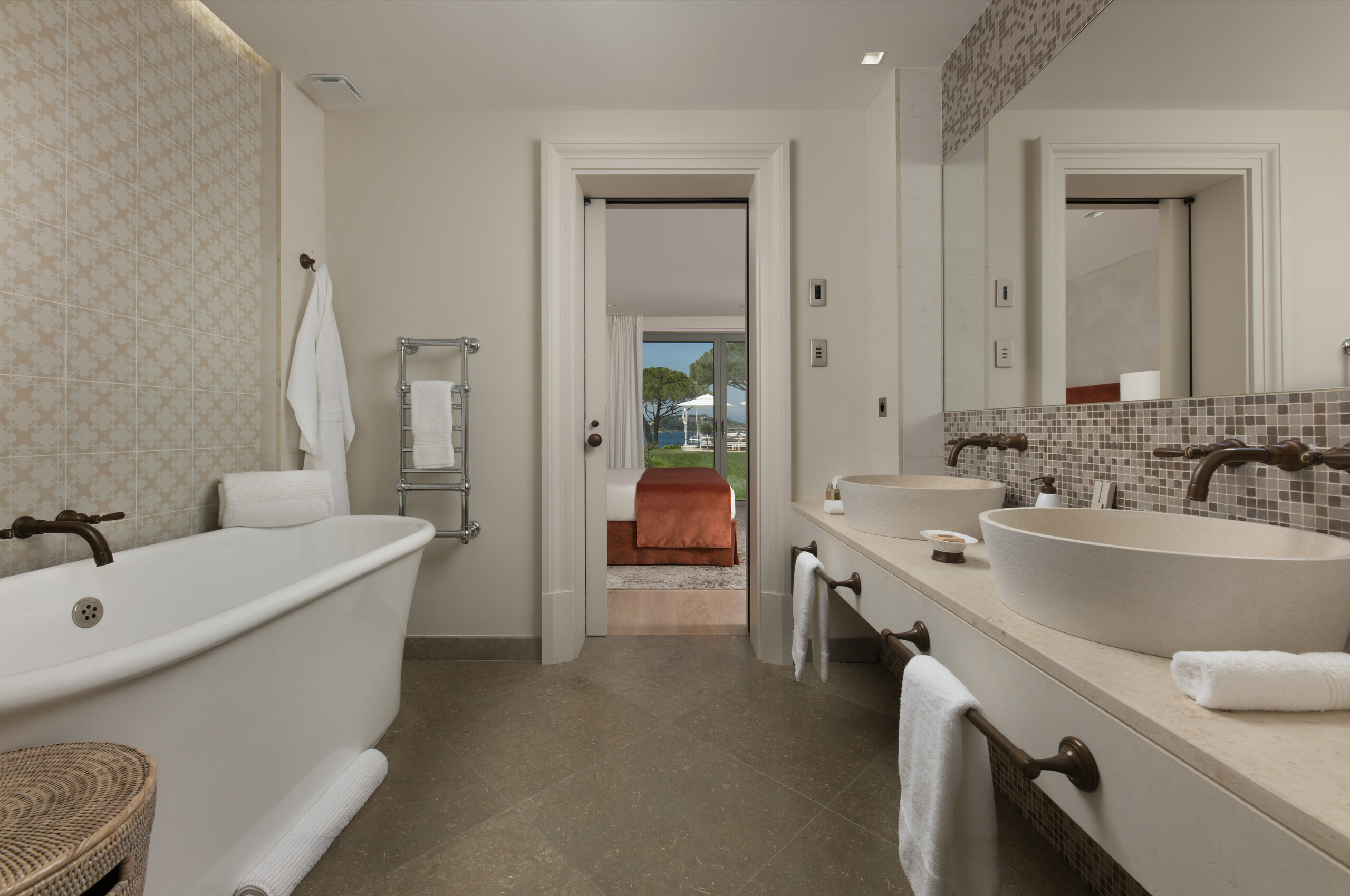 villa-cannelle-bathroom-ensuite-bathtub-doublesink-modern-luxury-sttropez