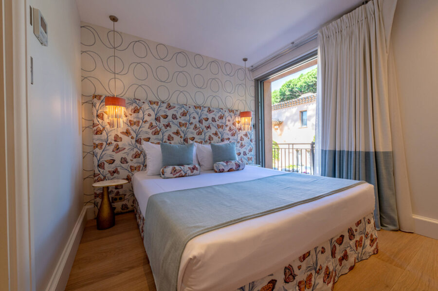 villa-cannelle-bedroom-balcony-modern-elegant-design-luxury-rental-retreat-sttropez