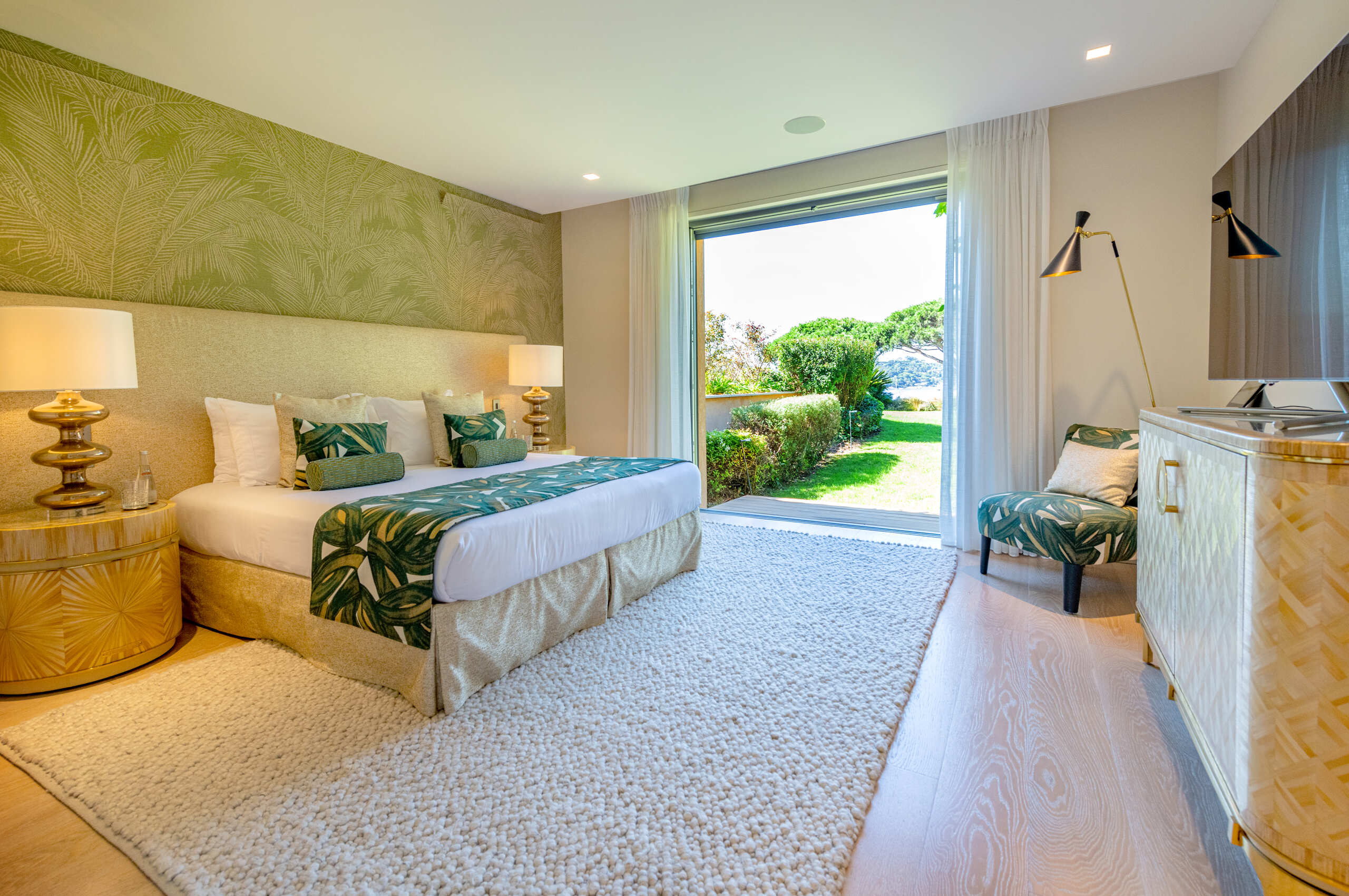 villa-cannelle-bedroom-spacious-modern-elegant-luxury-interior-gardenaccess-sttropez