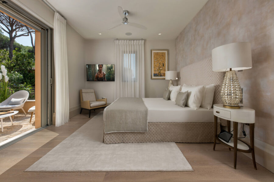 villa-cannelle-bedroom-terrace-bright-spacious-elegant-modern-design-luxury-rental-sttropez