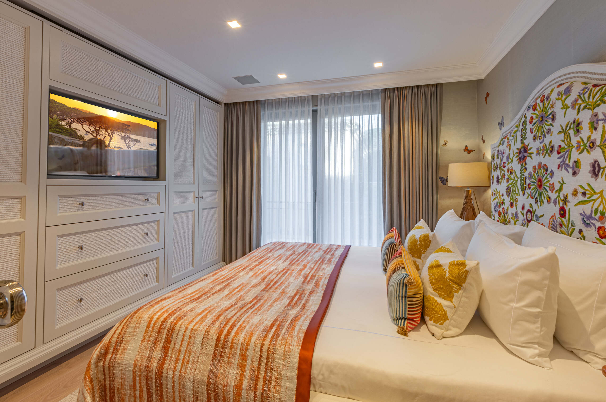 villa-cannelle-bedroom-tv-wardrobe-elegant-modern-luxury-interior-sttropez