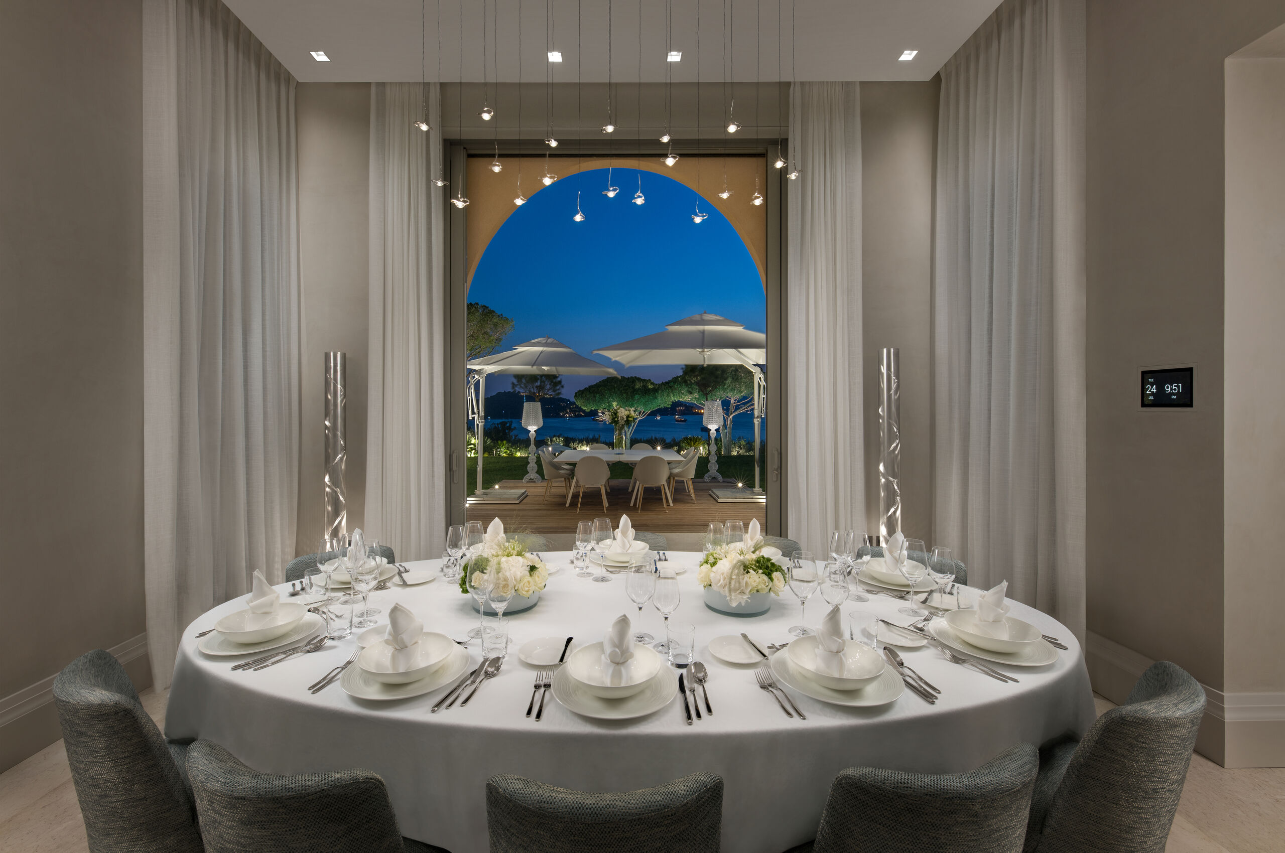 villa-cannelle-diningroom-seaview-modern-elegant-luxury-design-sttropez