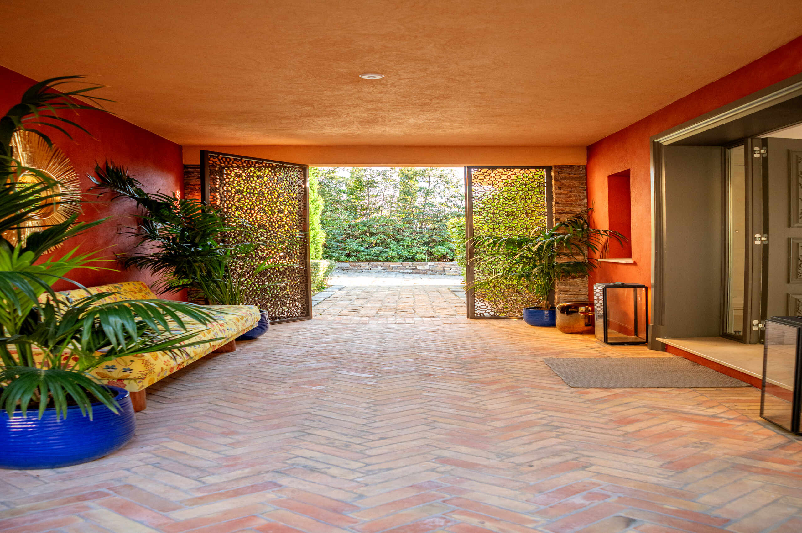 villa-cannelle-entrance-luxury-paradise-retreat-frenchriviera-sttropez