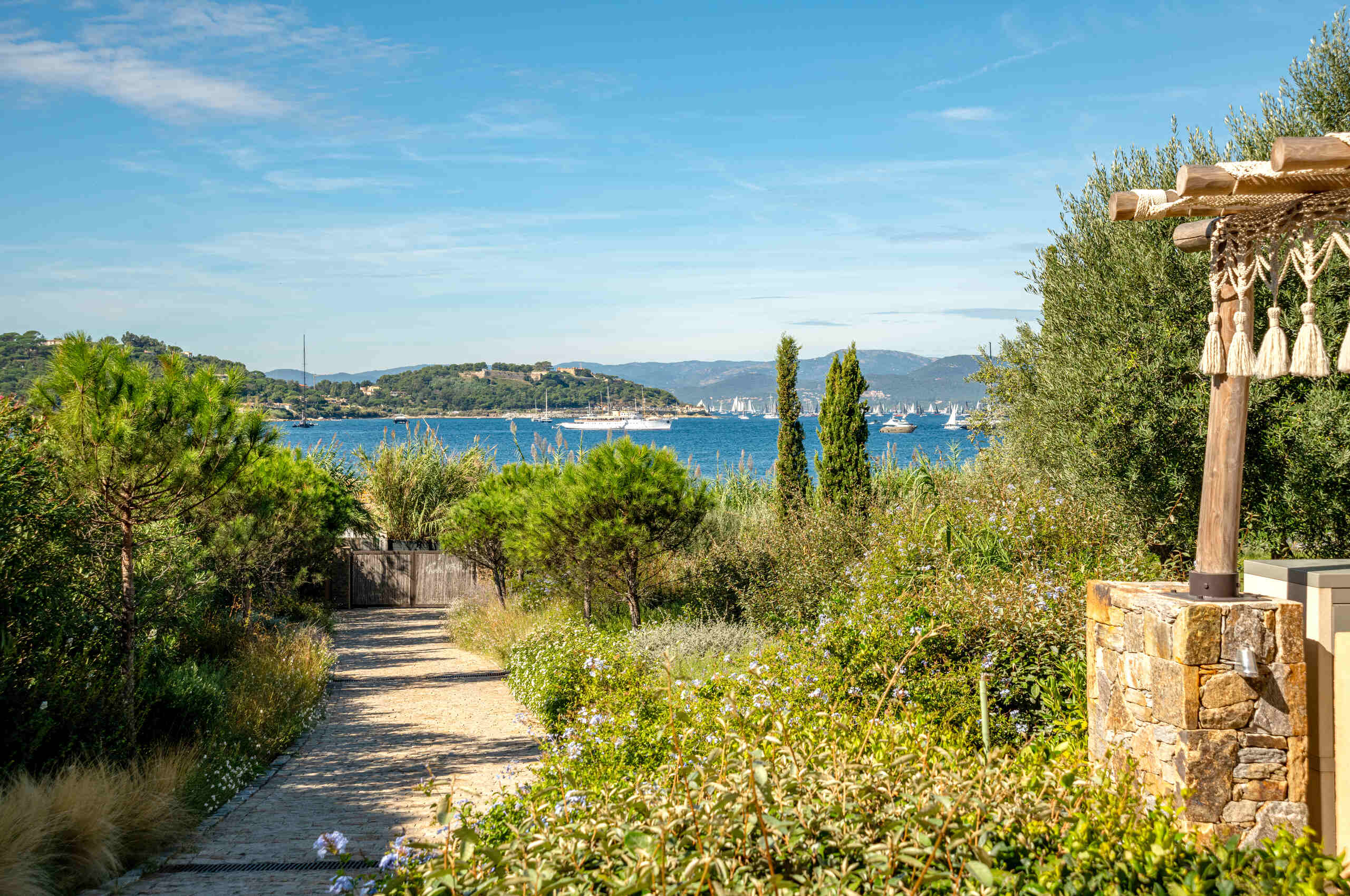 villa-cannelle-garden-path-seaview-luxury-rental-frenchriviera-sttropez