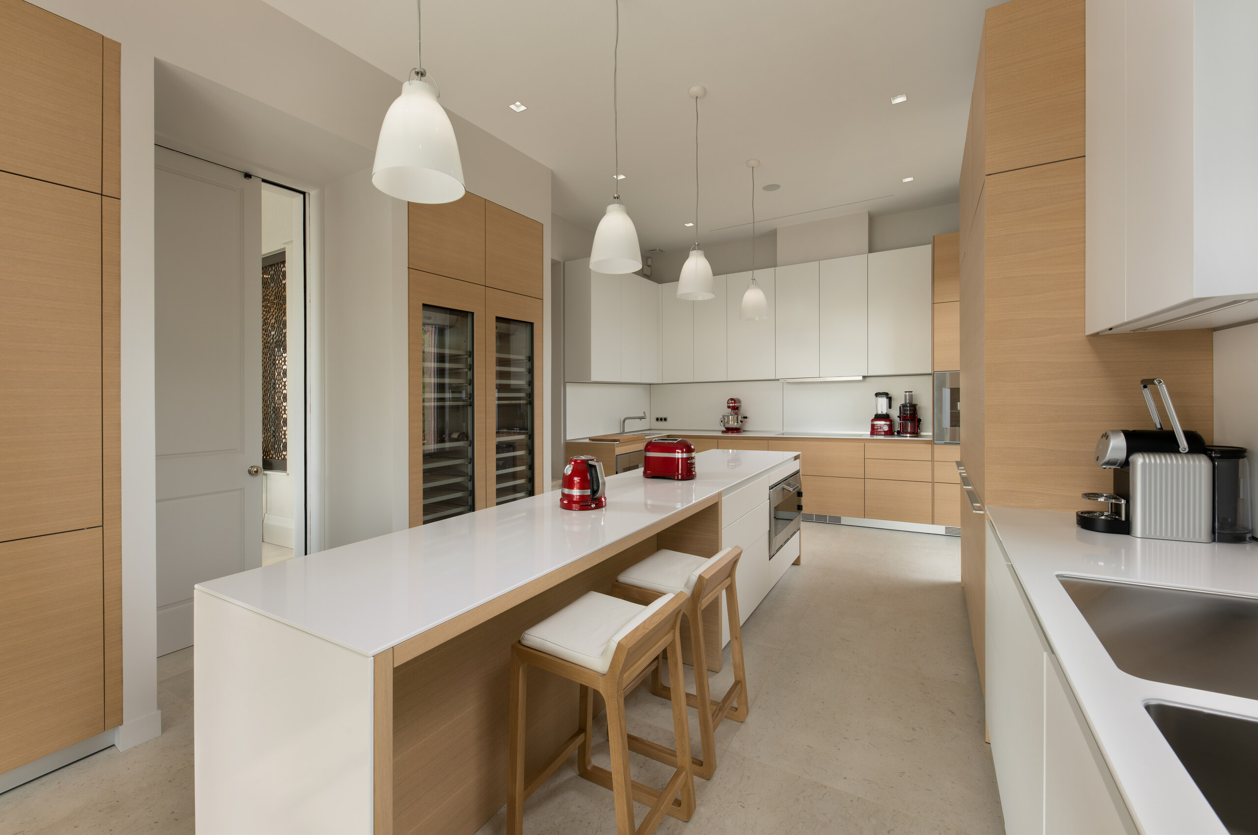 villa-cannelle-kitchen-modern-sleek-interiordesign-luxury-rental-retreat-sttropez