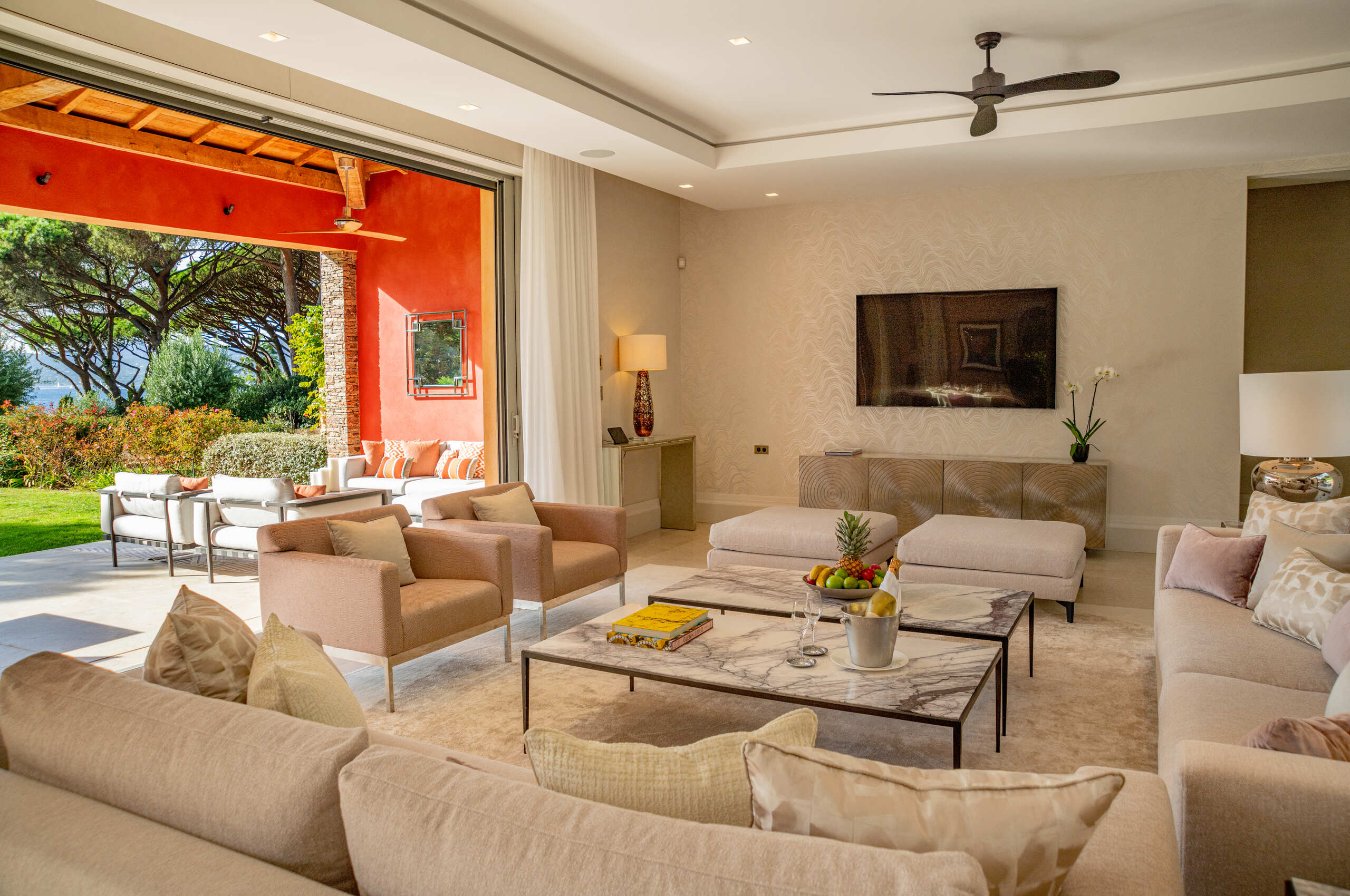 villa-cannelle-livingroom-modern-elegant-luxury-interior-sttropez