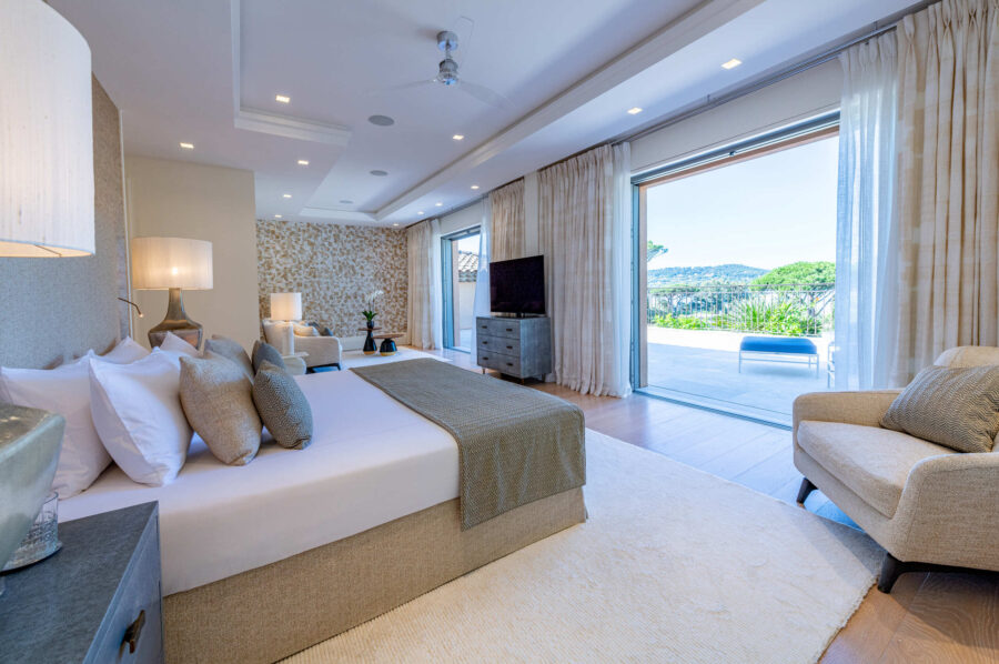 villa-cannelle-livingroom-terrace-seaview-modern-spacious-elegant-design-luxury-retreat-sttropez