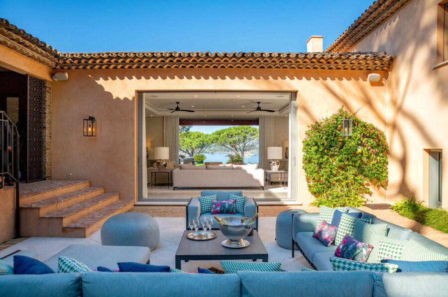 villa-cannelle-mainpage-patio-lounge-area-openplan-seaview-elegant-luxury-rental-retreat-sttropez
