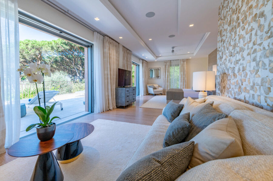 villa-cannelle-masterbedroom-lounge-terrace-modern-luxury-interior-sttropez