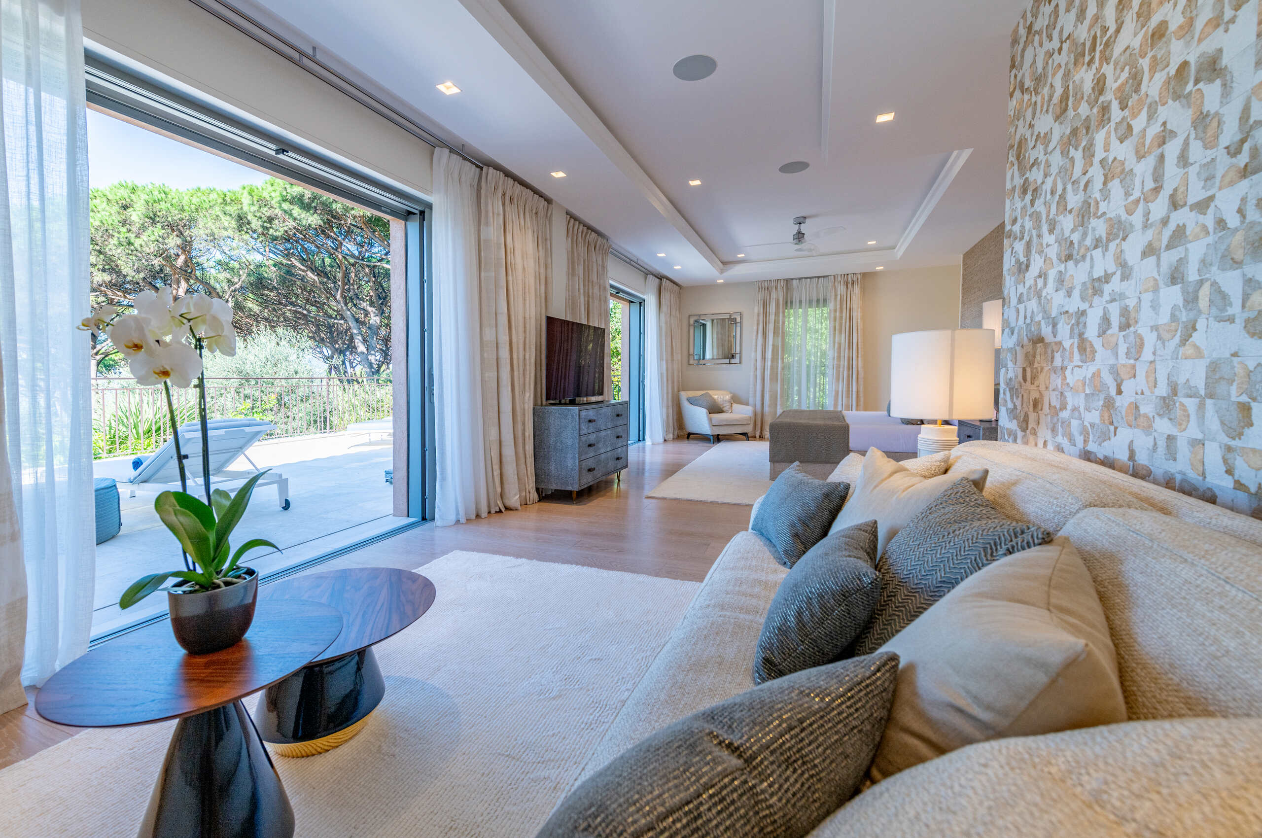villa-cannelle-masterbedroom-lounge-terrace-modern-luxury-interior-sttropez