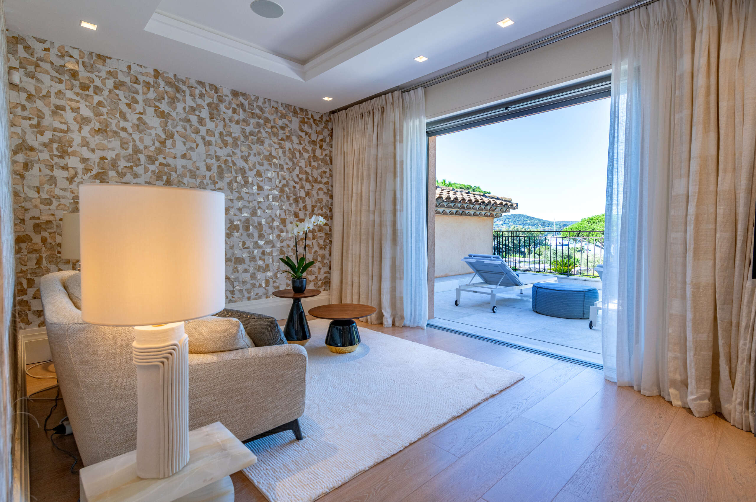 villa-cannelle-mastersuite-lounge-terrace-luxury-elegant-design-sttropez