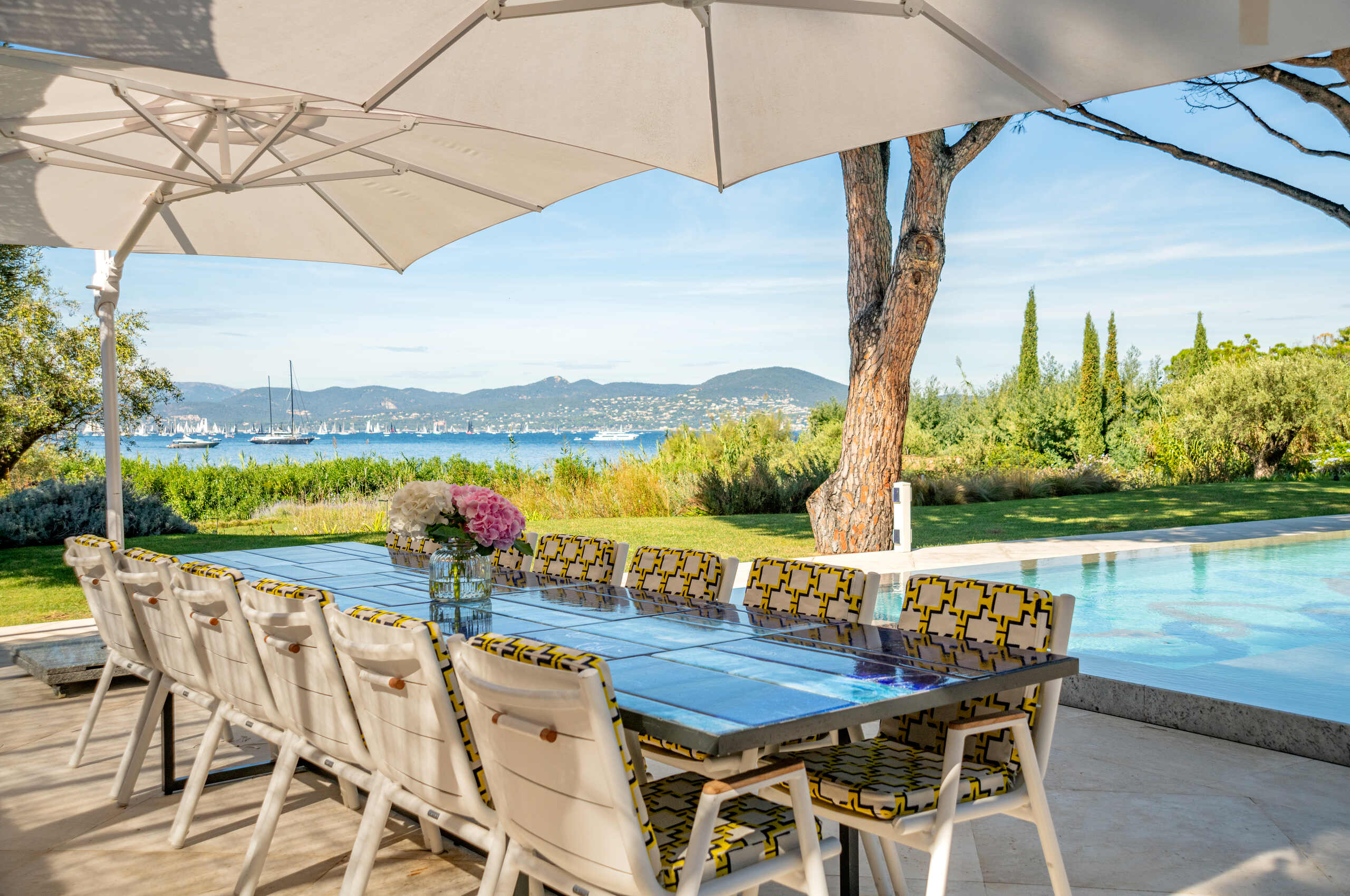 villa-cannelle-outdoordining-poolside-seaview-luxury-retreat-sttropez