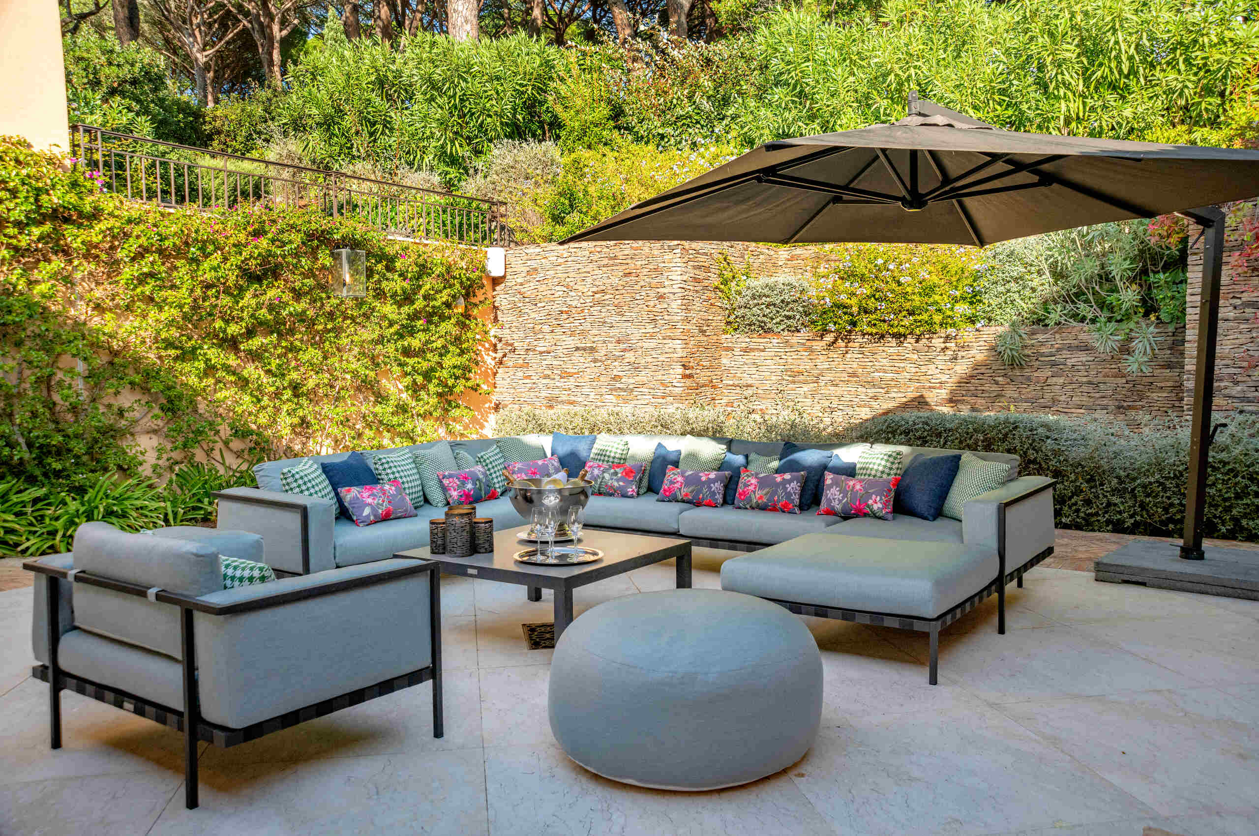 villa-cannelle-patio-outdoorlounge-garden-luxury-rental-retreat-sttropez