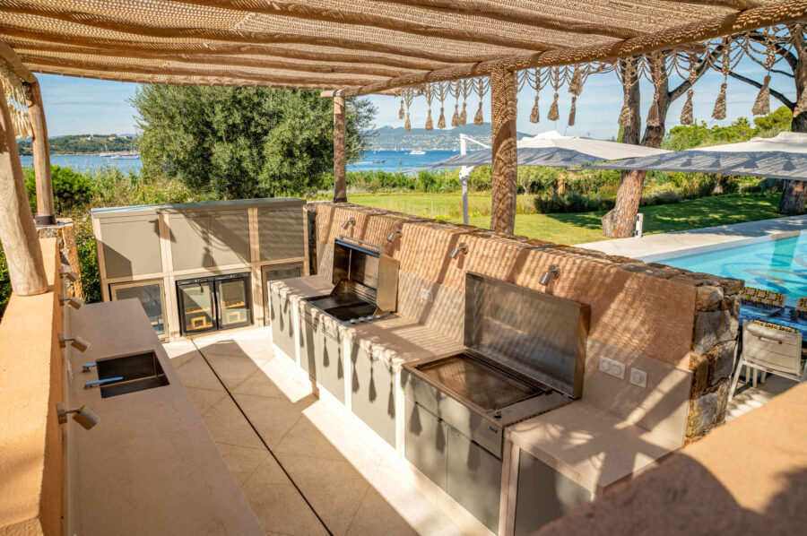 villa-cannelle-summerkitchen-poolside-bbq-luxury-rental-sttropez