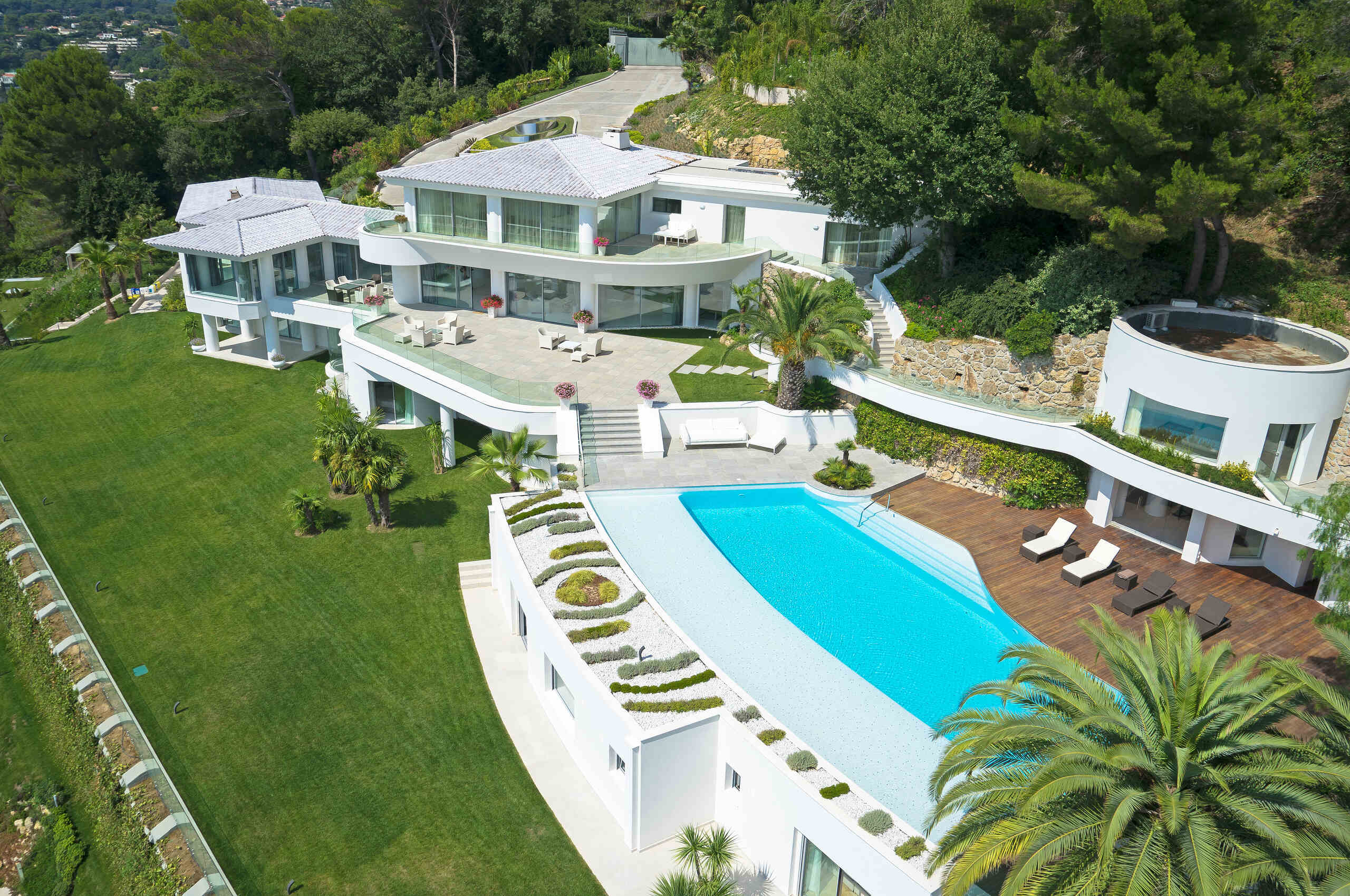 villa-carey-aerial-exterior-landscapedgarden-pool-luxury-retreat-frenchriviera-cannes