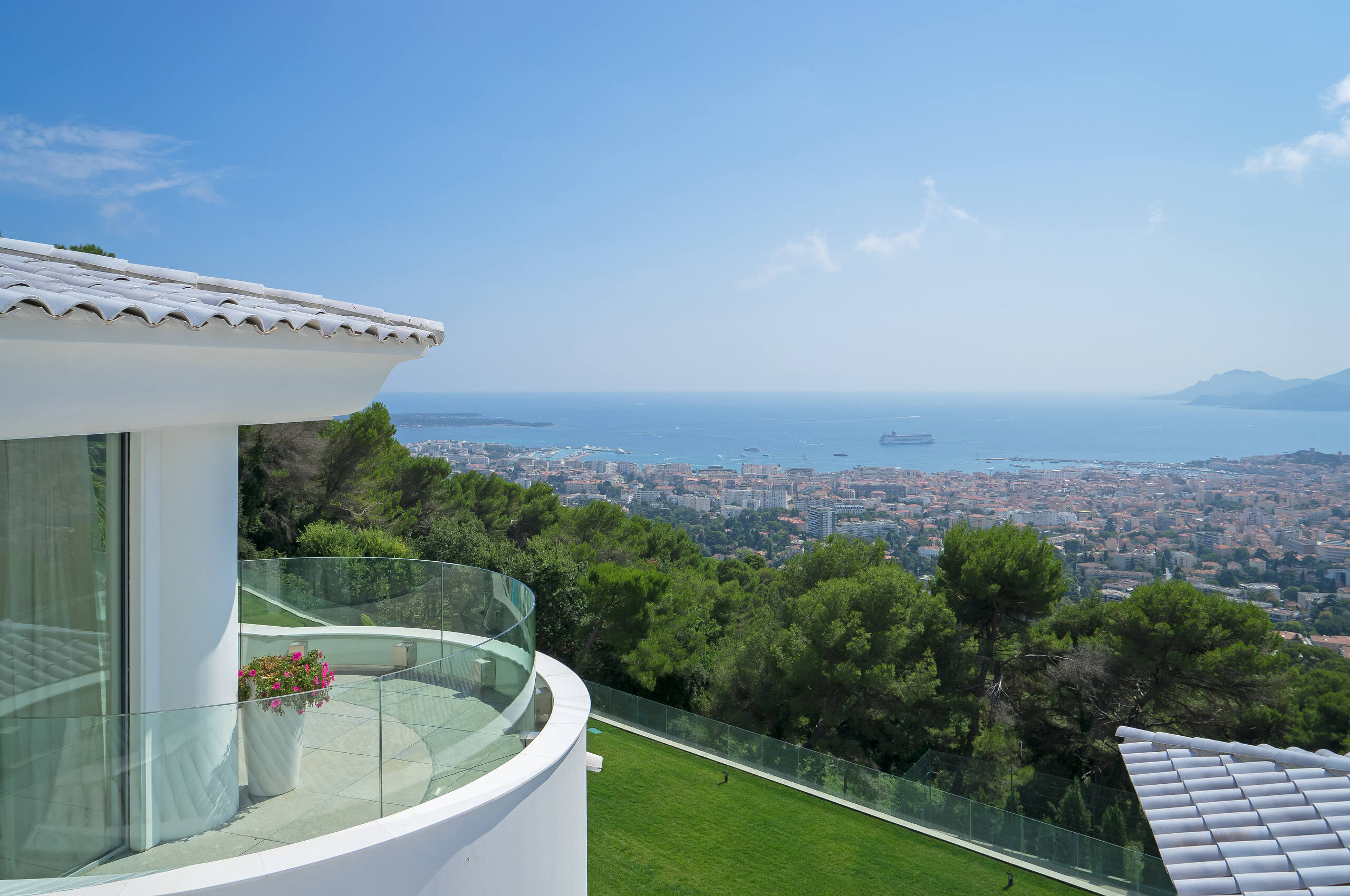 villa-carey-balcony-exterior-oceanview-picturesque-luxury-retreat-cannes