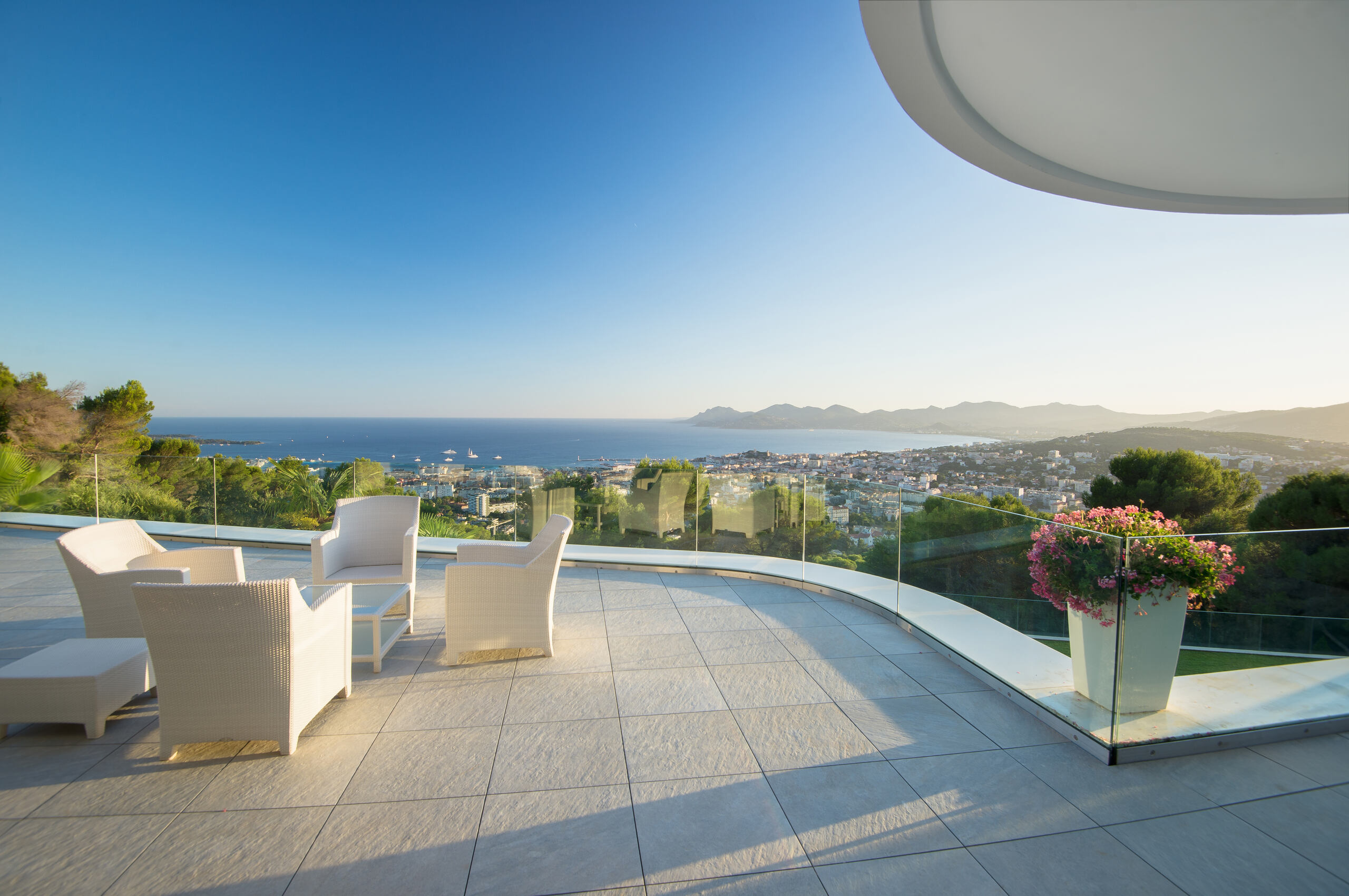 villa-carey-balcony-terrace-seaview-mountainview-luxury-retreat-cannes