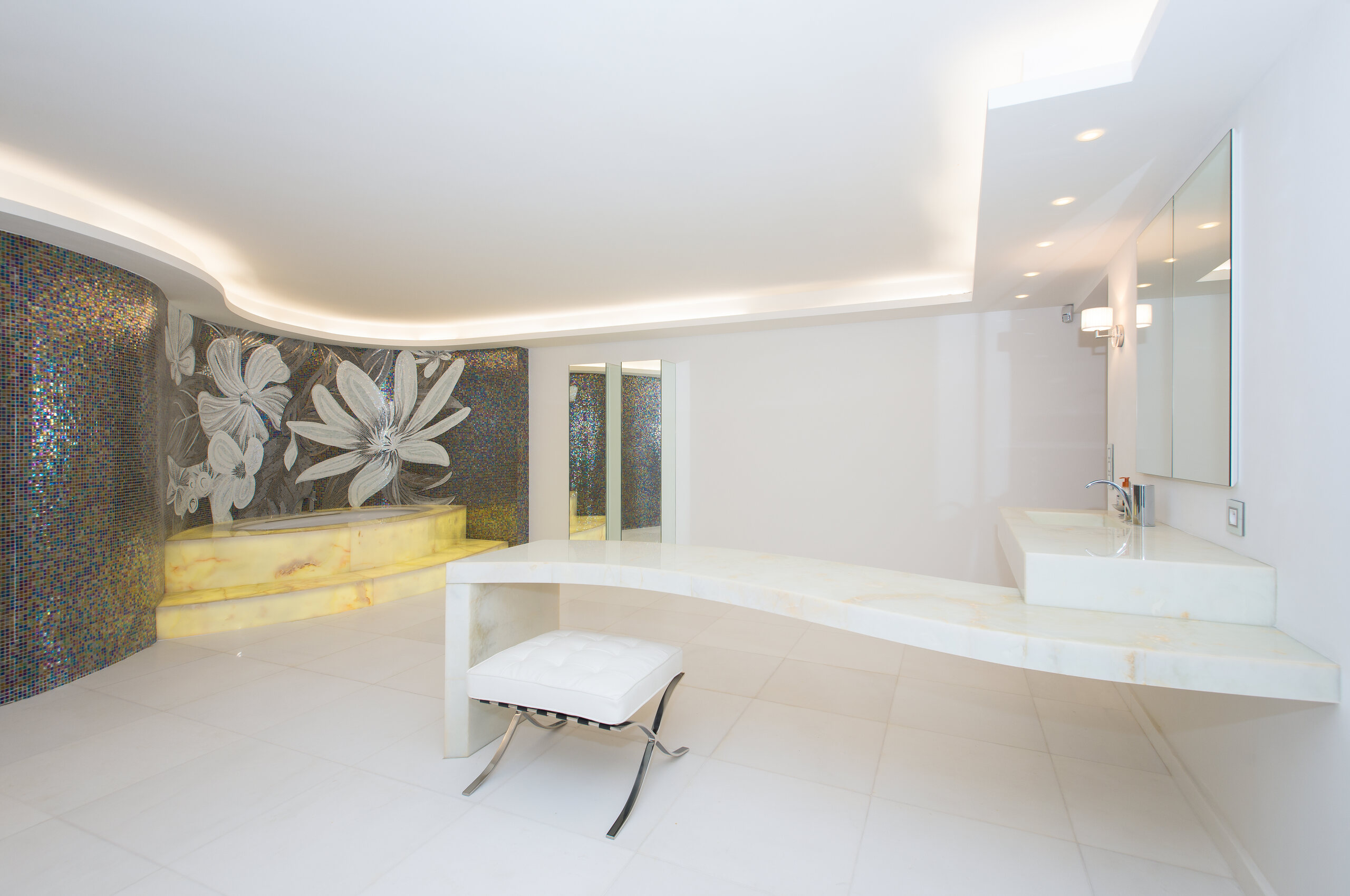 villa-carey-bathroom-bathtub-unique-luxury-design-cannes