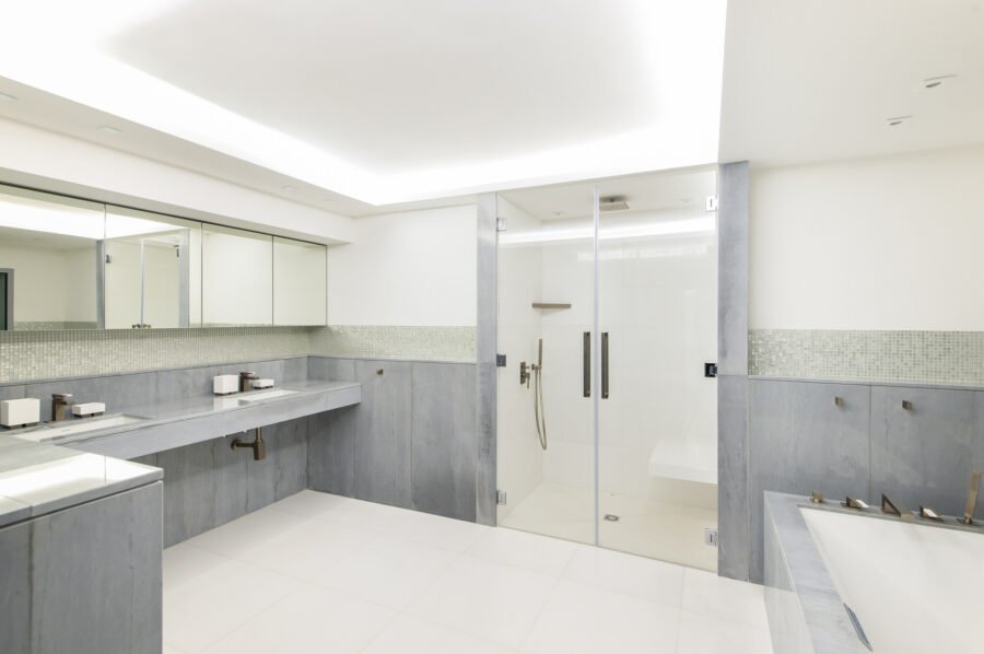 villa-carey-bathroom-italianshower-doublesink-bathtub-modern-luxury-design-cannes