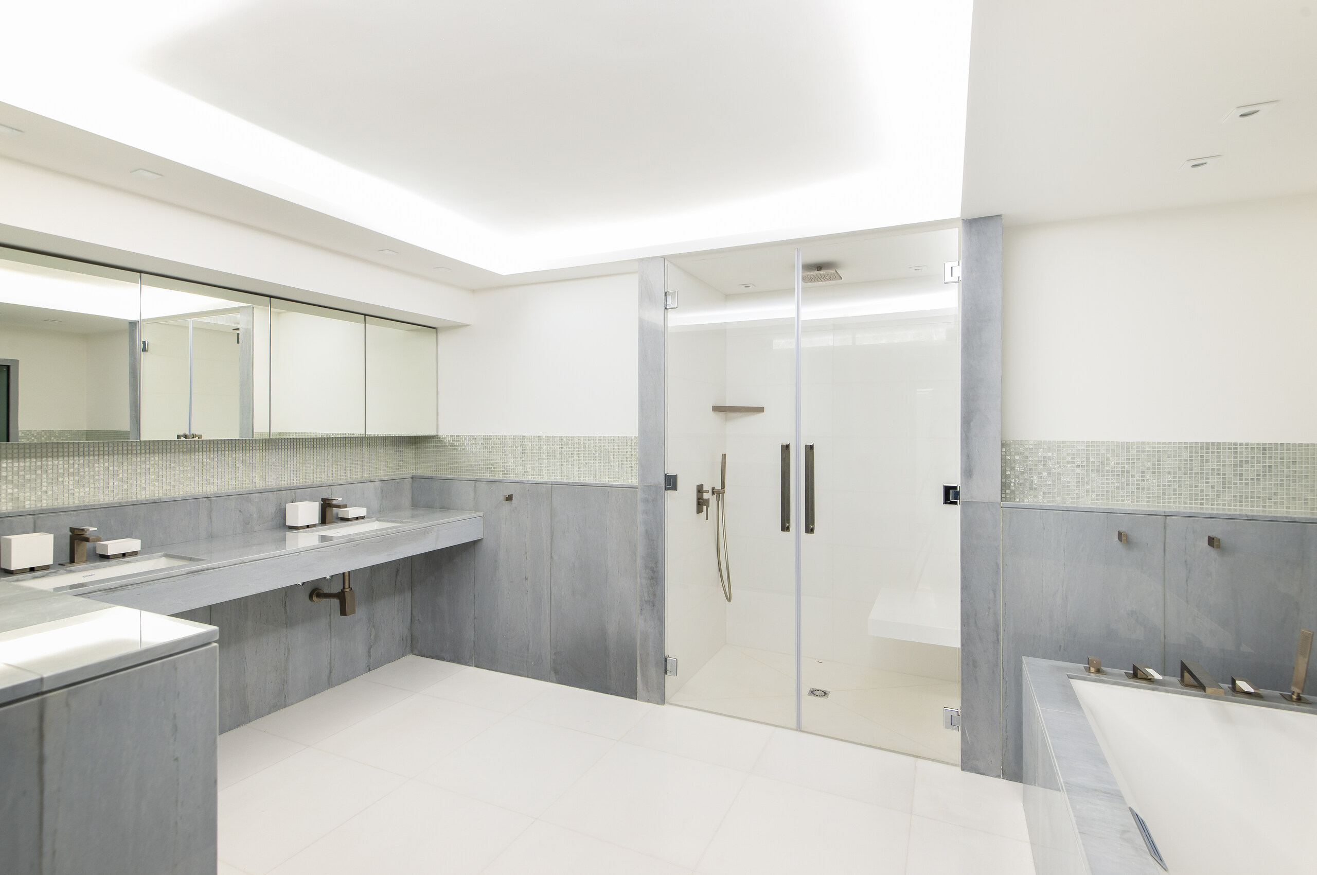 villa-carey-bathroom-italianshower-doublesink-bathtub-modern-luxury-design-cannes