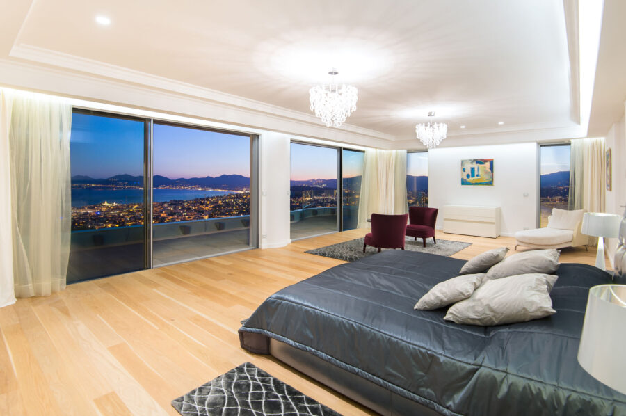 villa-carey-bedroom-balcony-seaview-modern-luxury-interior-cannes