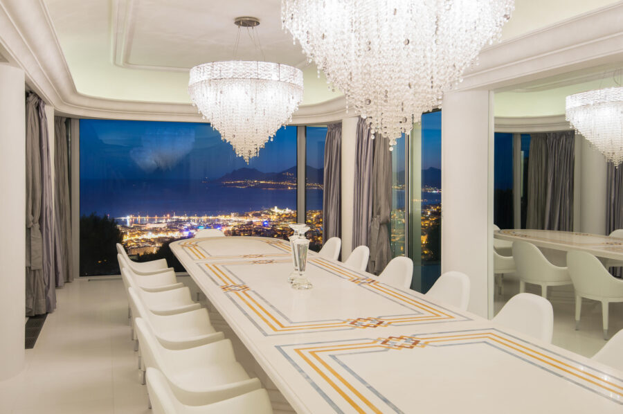 villa-carey-diningroom-seaview-elegant-modern-luxury-design-cannes